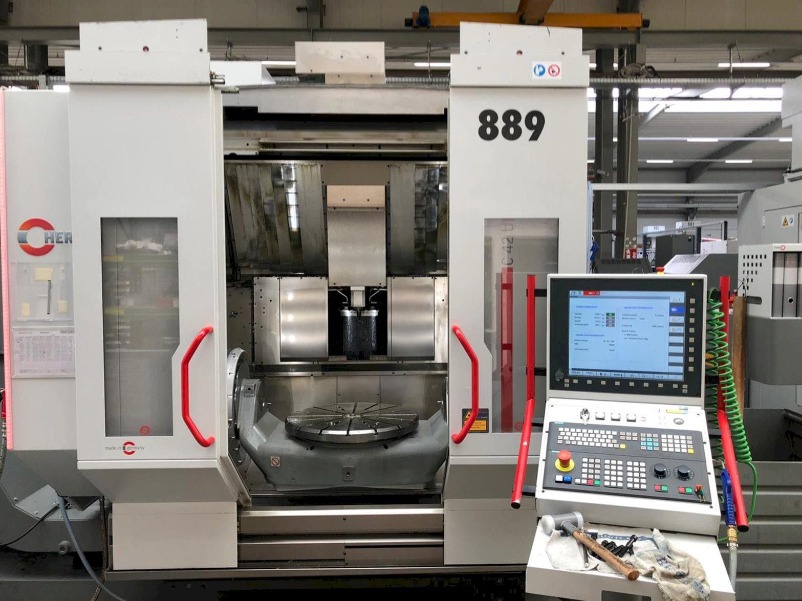 Widok z przodu maszyny HERMLE C42U MT