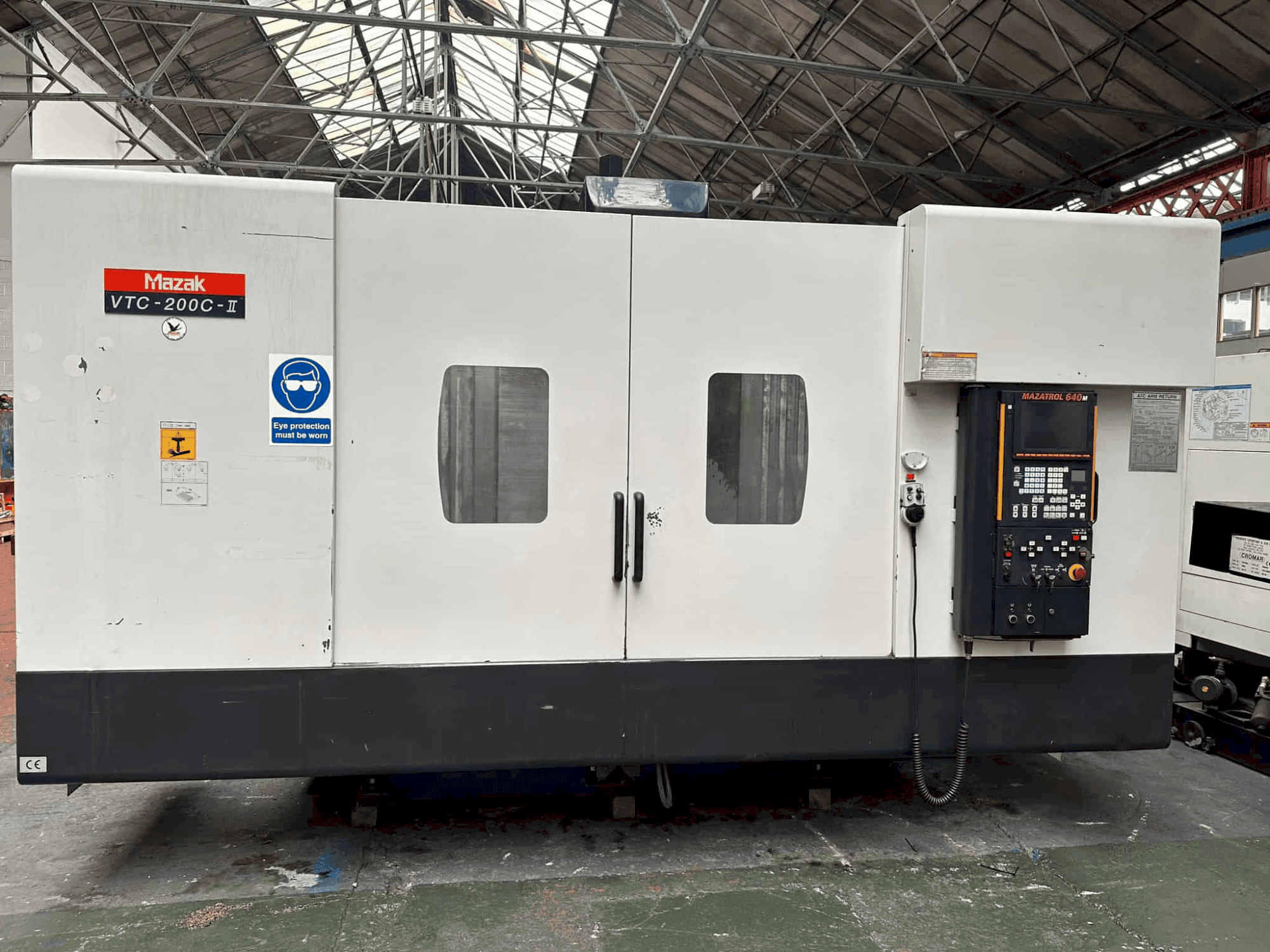 Widok z przodu maszyny Mazak VTC - 200C