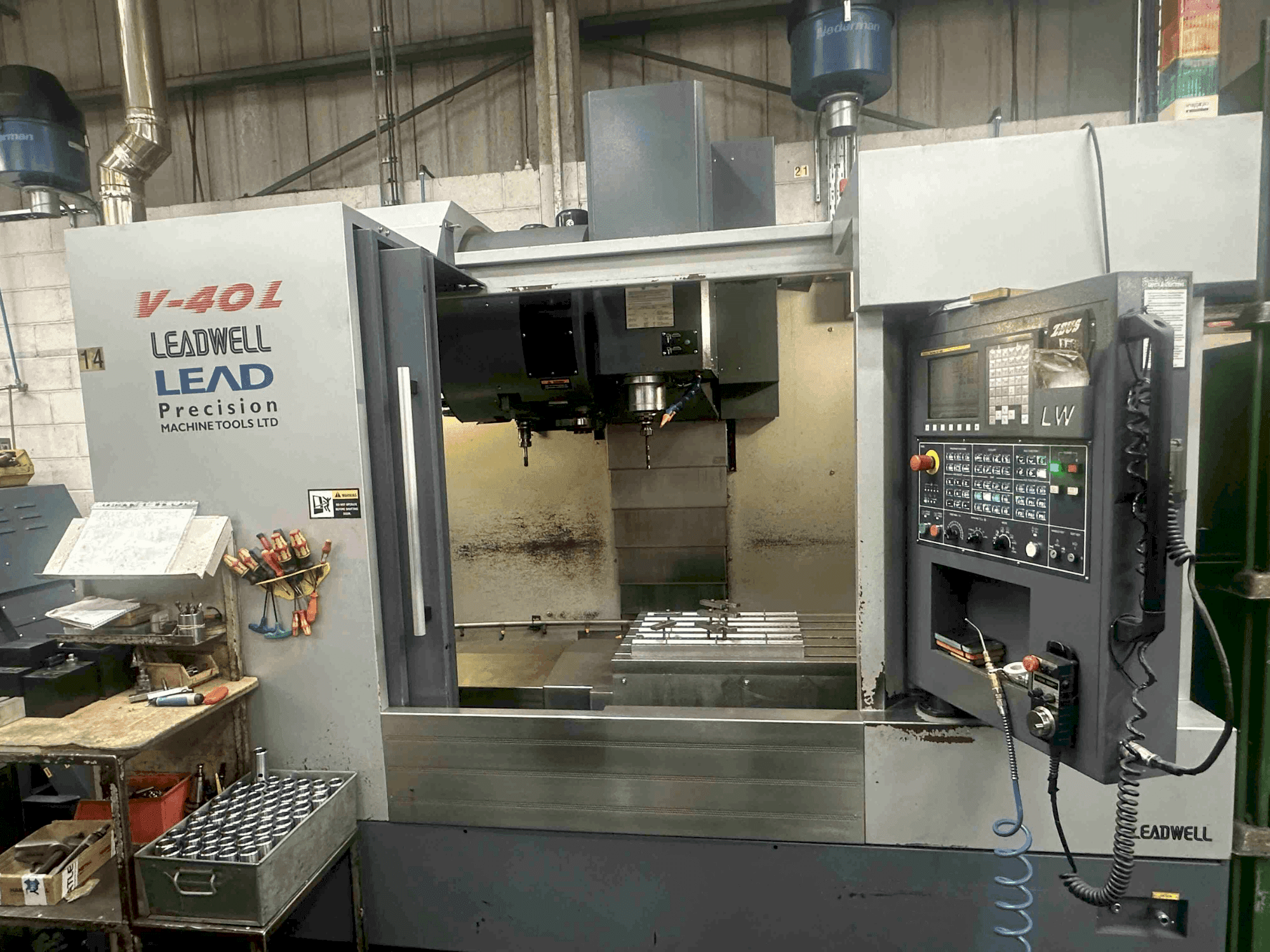 Widok z przodu maszyny Leadwell V-40L