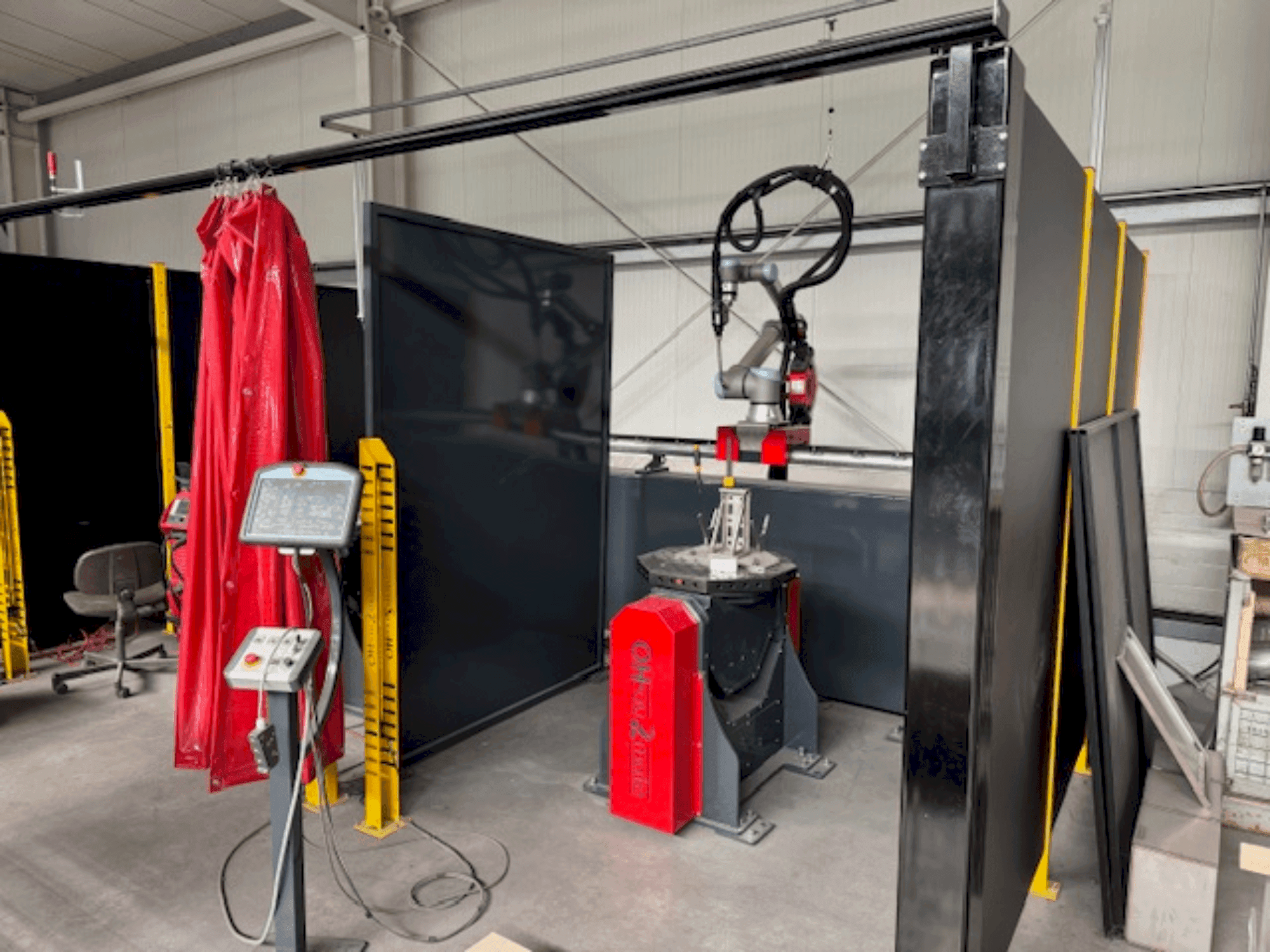 Widok z przodu maszyny FRONIUS UR10 Roboter e-Series