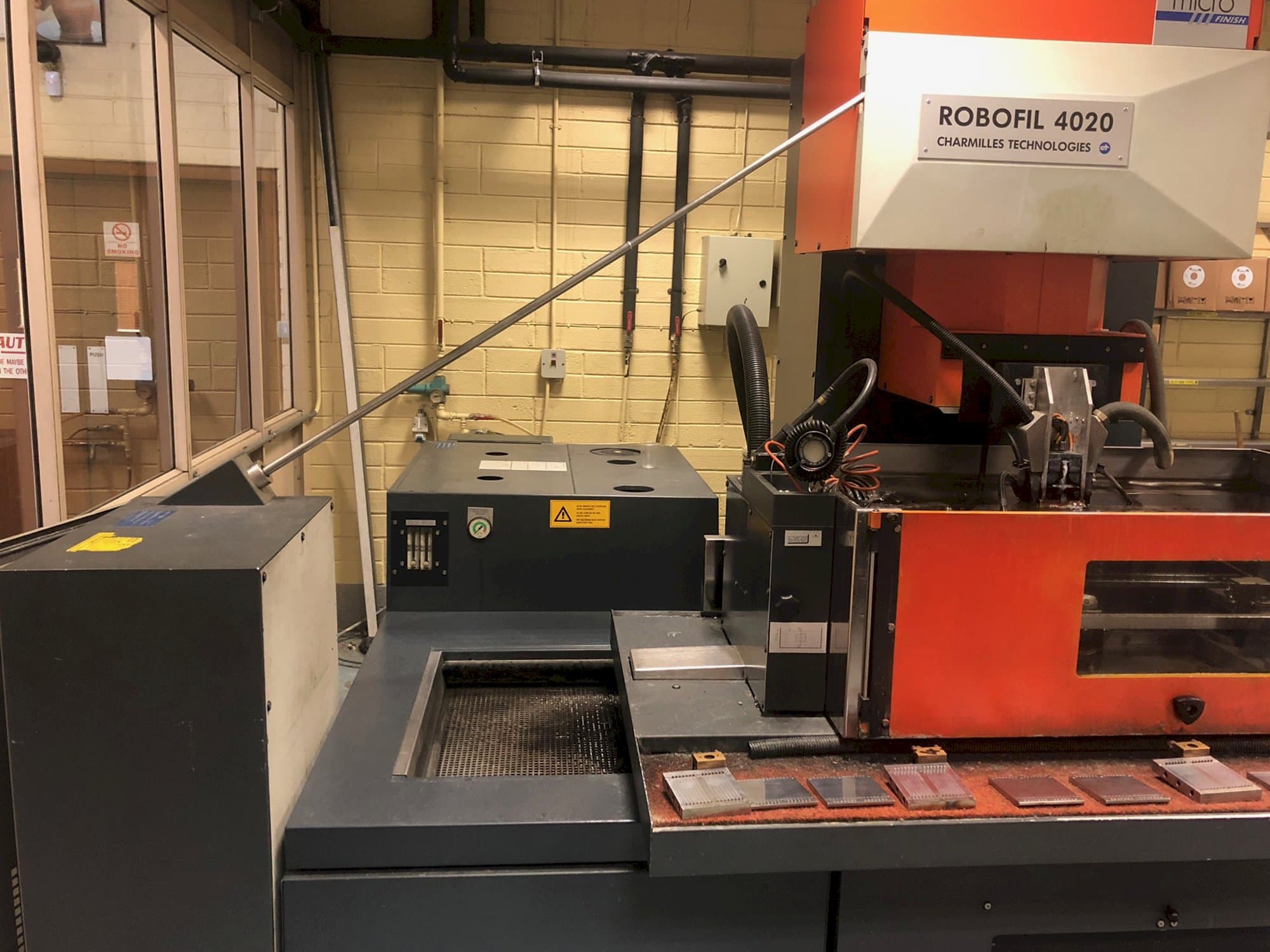 Widok z przodu maszyny CHARMILLES ROBOFIL 4020