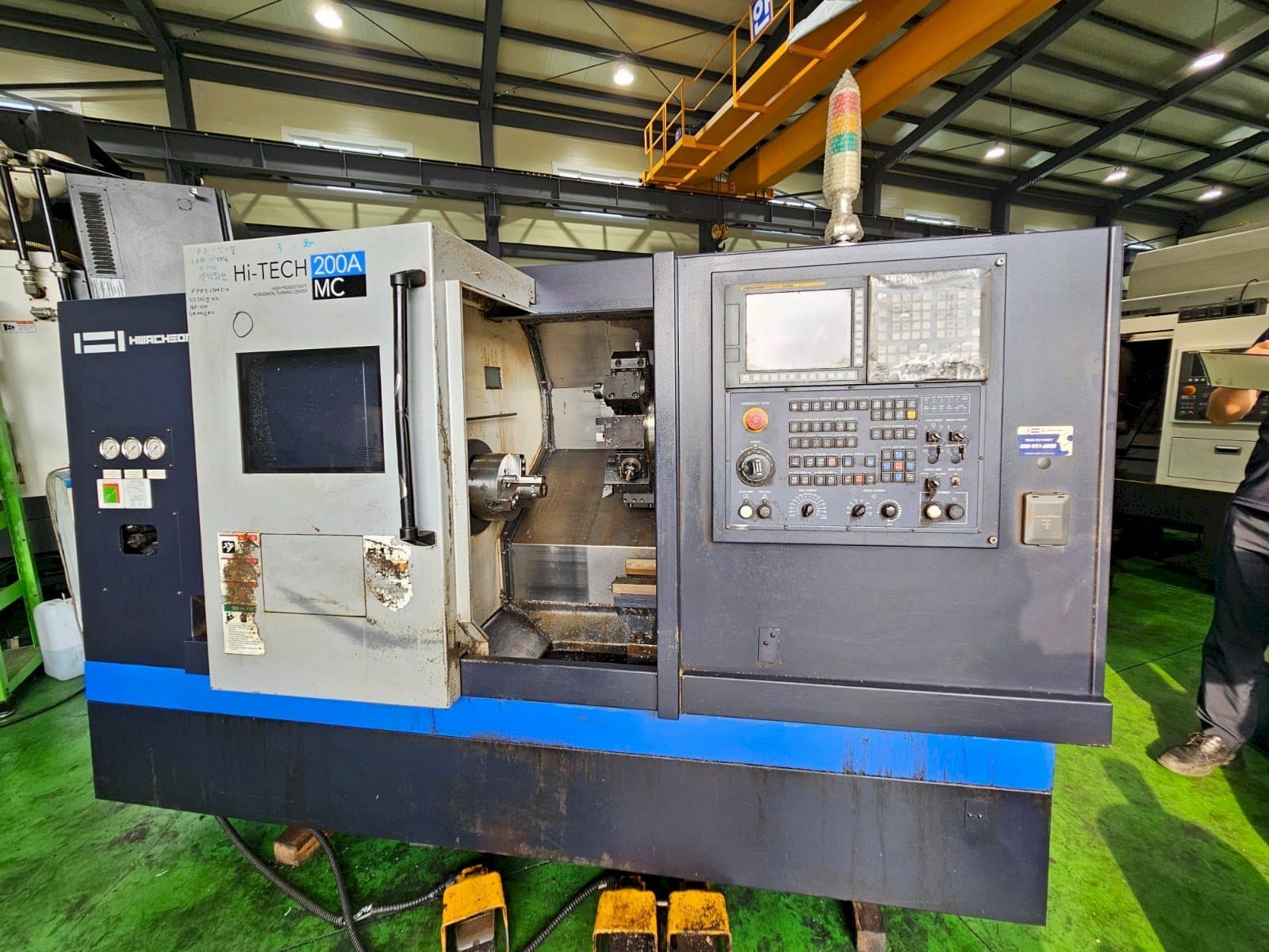 Widok z przodu maszyny HWACHEON Hi-Tech 200A MC