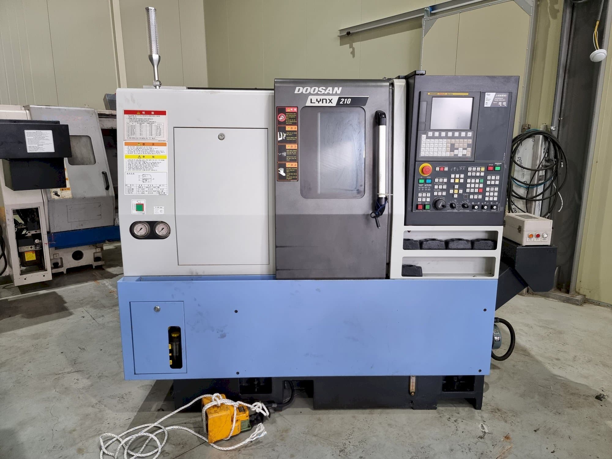 Widok z przodu maszyny Doosan LYNX 210