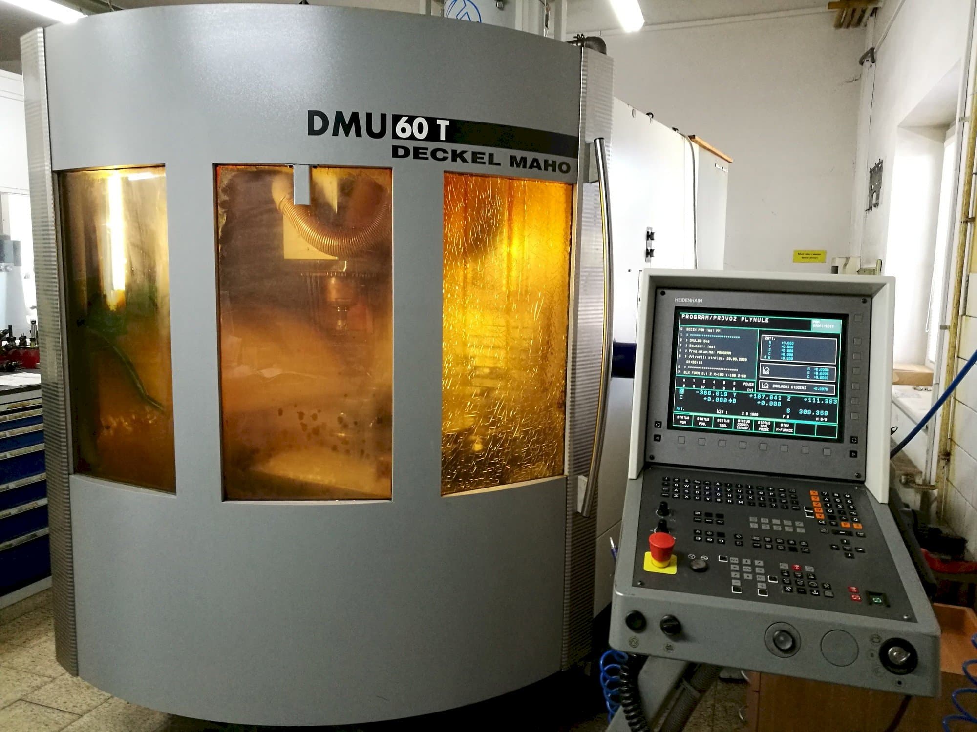 Widok z przodu maszyny DECKEL MAHO DMU 60T