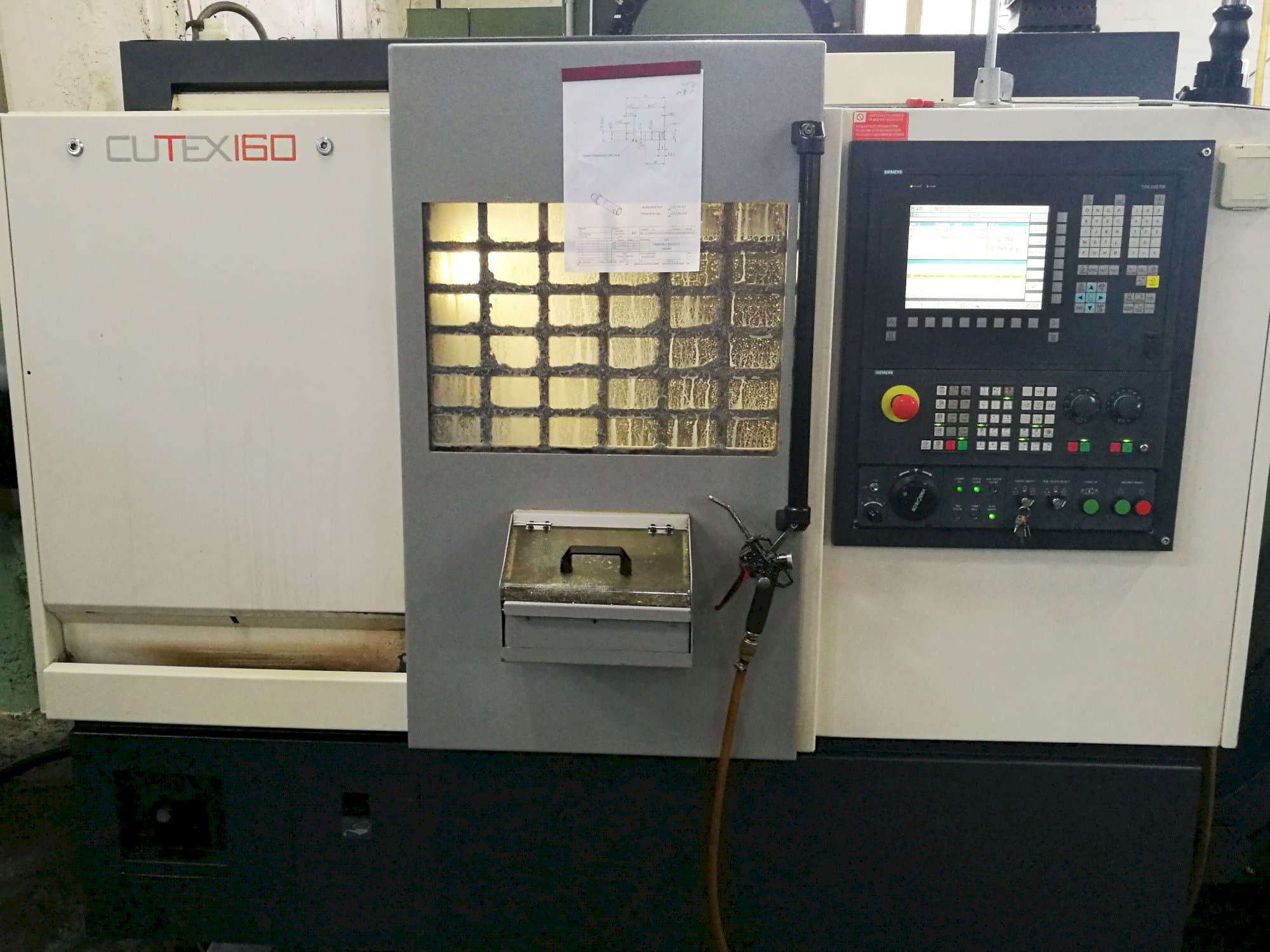 Widok z przodu maszyny HWACHEON CUTEX-160