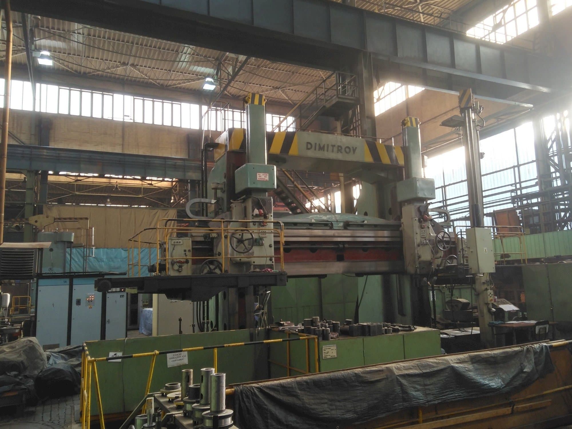 Widok z lewej maszyny Dimitrov 4000