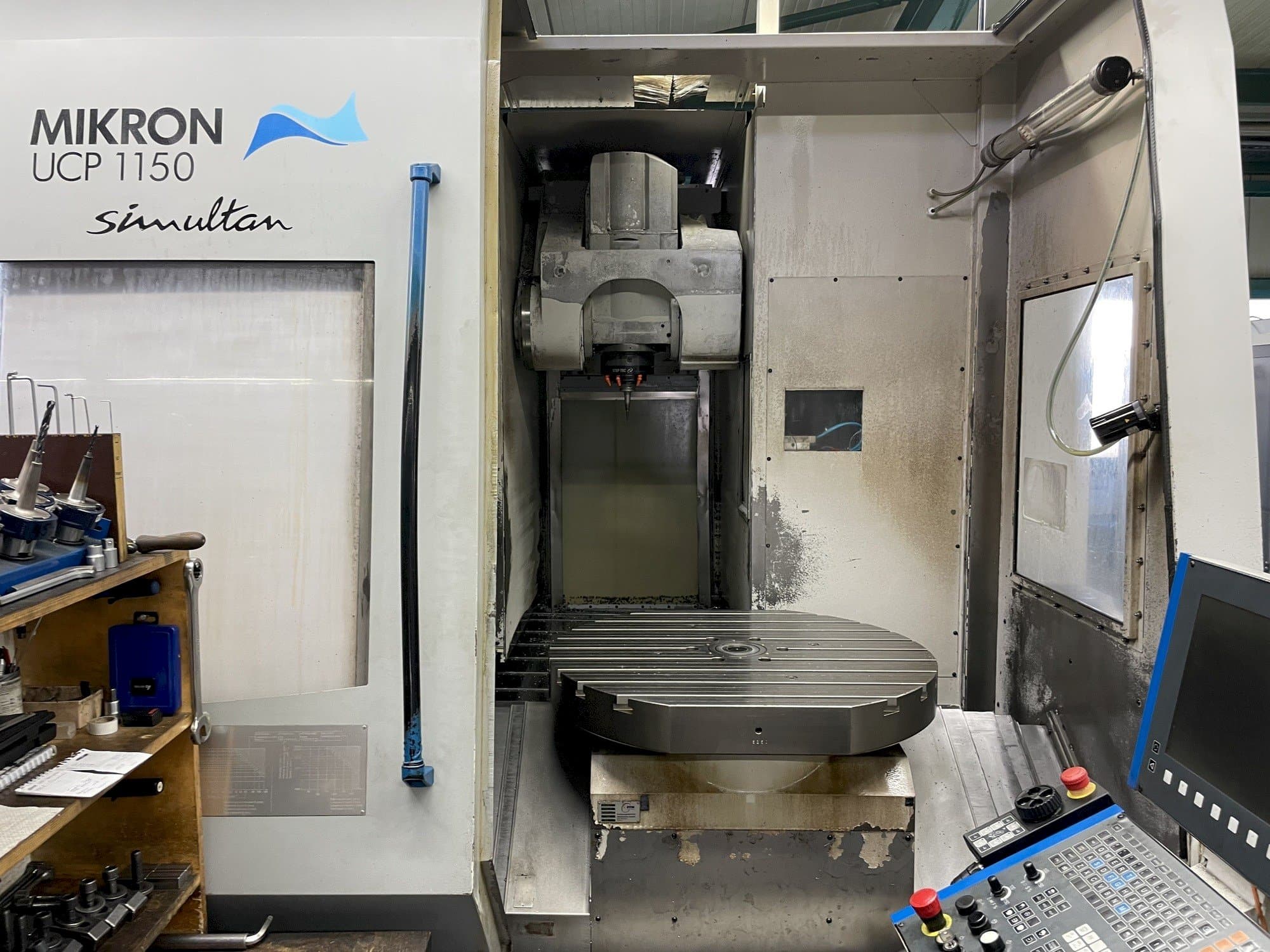 Widok z przodu maszyny MIKRON UCP 1150 SIMULTAN