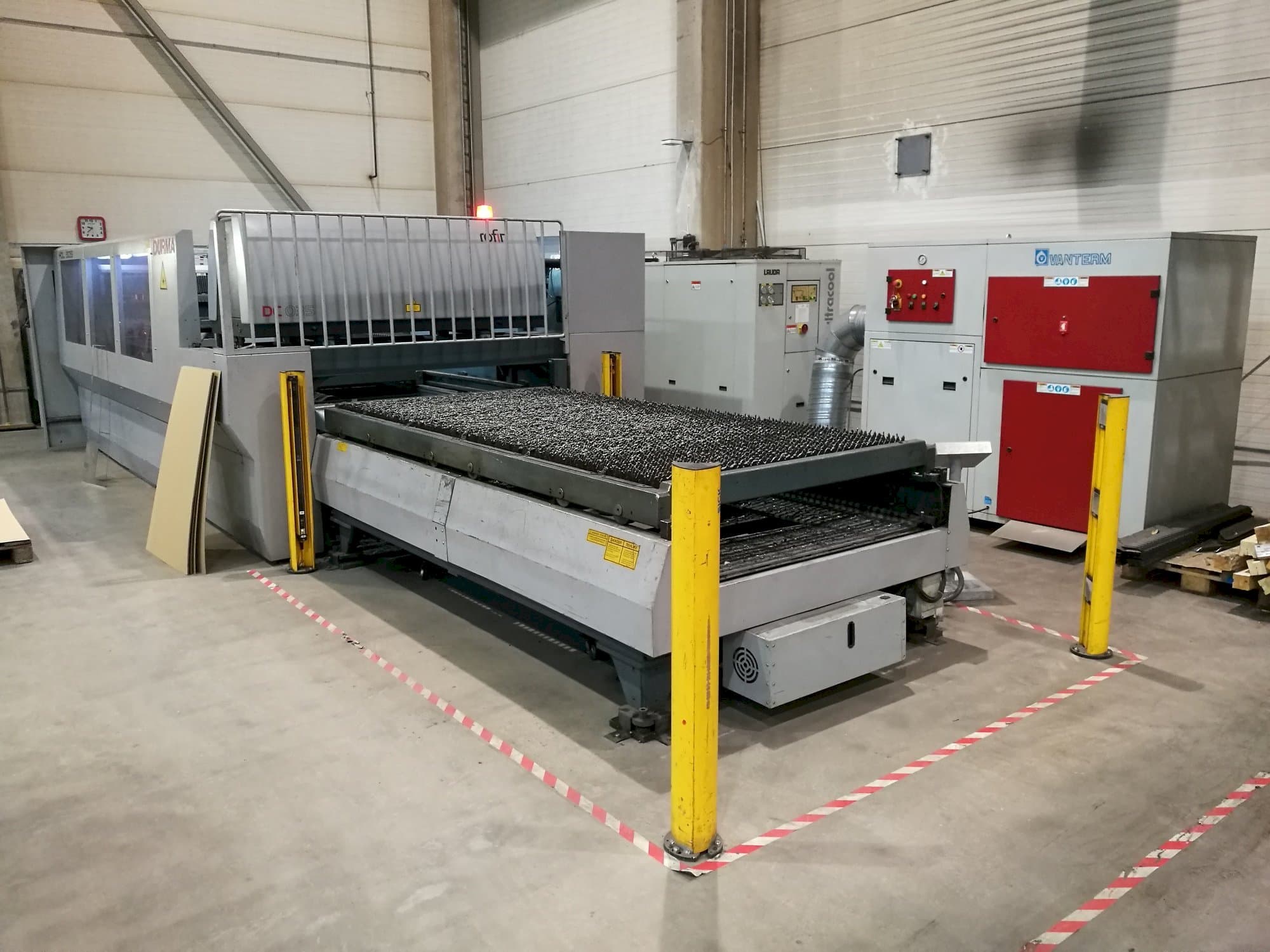 Widok lewej strony maszyny Durma HDL 3015