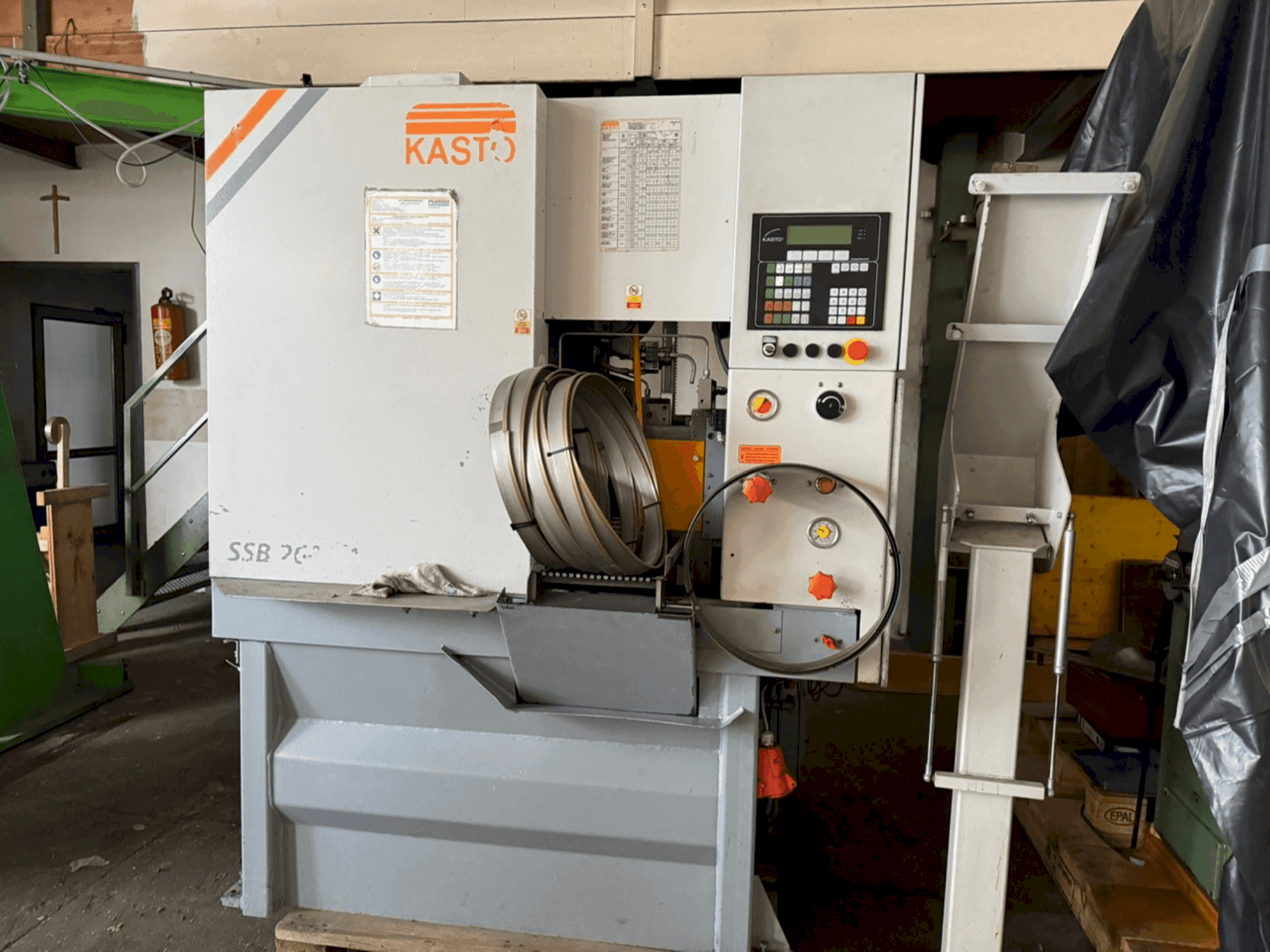 Widok z przodu maszyny KASTO SSB 260 VA-CC-CNC