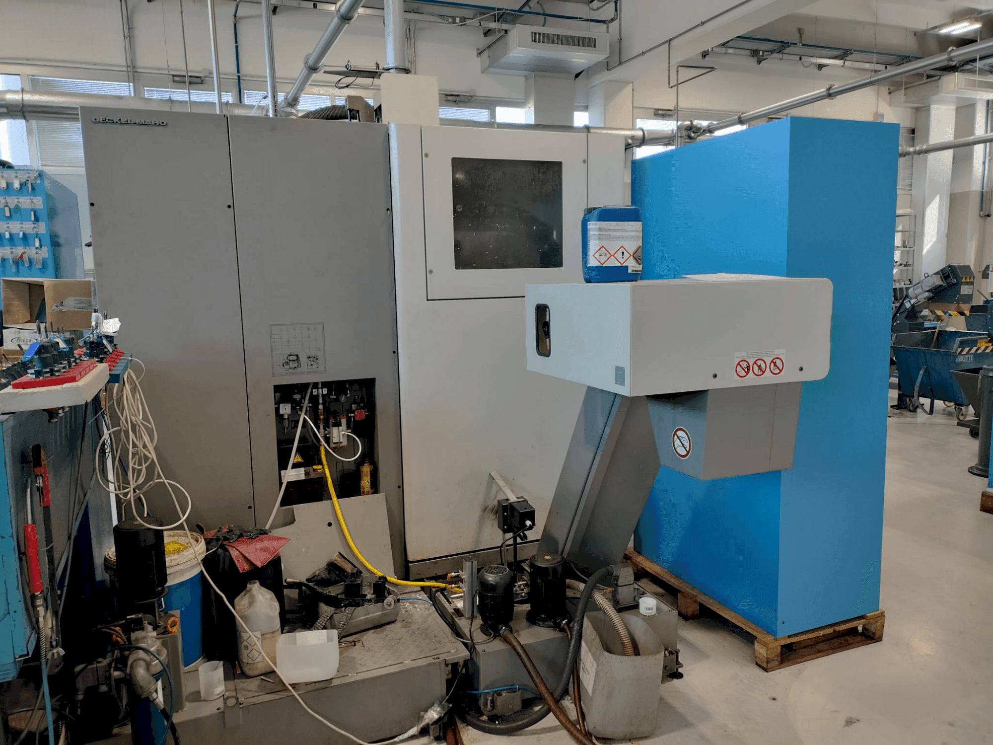 Widok z przodu maszyny DMG DECKEL MAHO DMC 635V