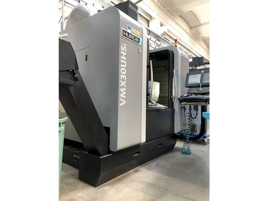 Widok z przodu maszyny Hurco VMX30 UHSi