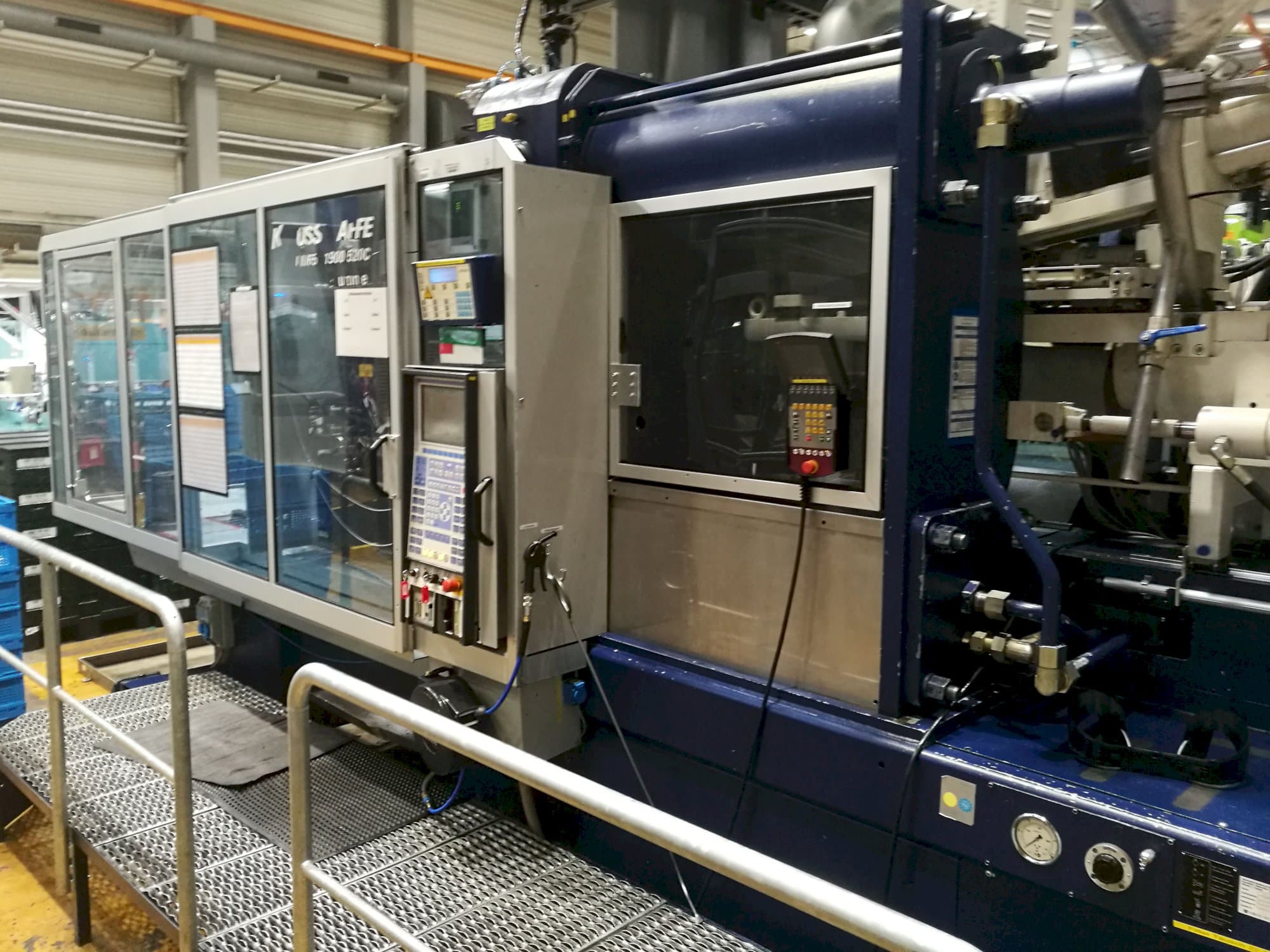 Widok z prawej maszyny Krauss Maffei 650-1900-520 CZ