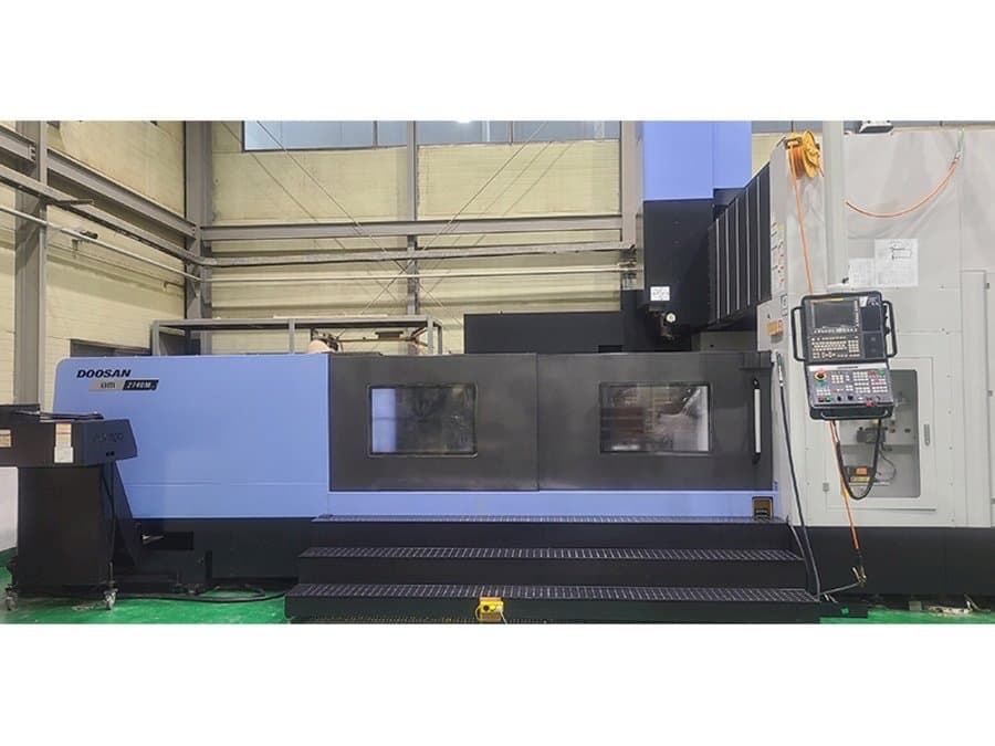 Widok z przodu maszyny Doosan BM 2740M