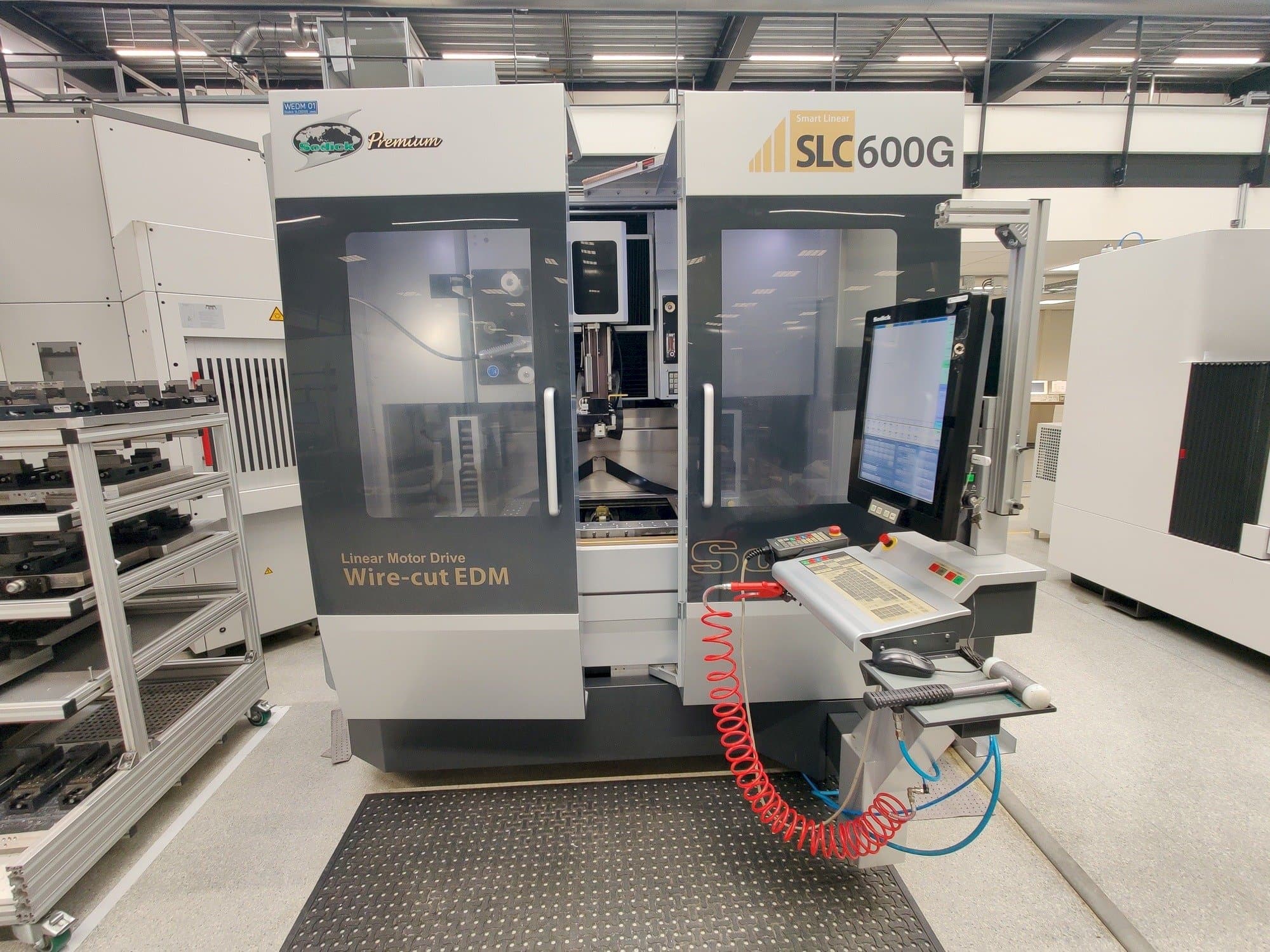 Widok z przodu maszyny Sodick SPW600