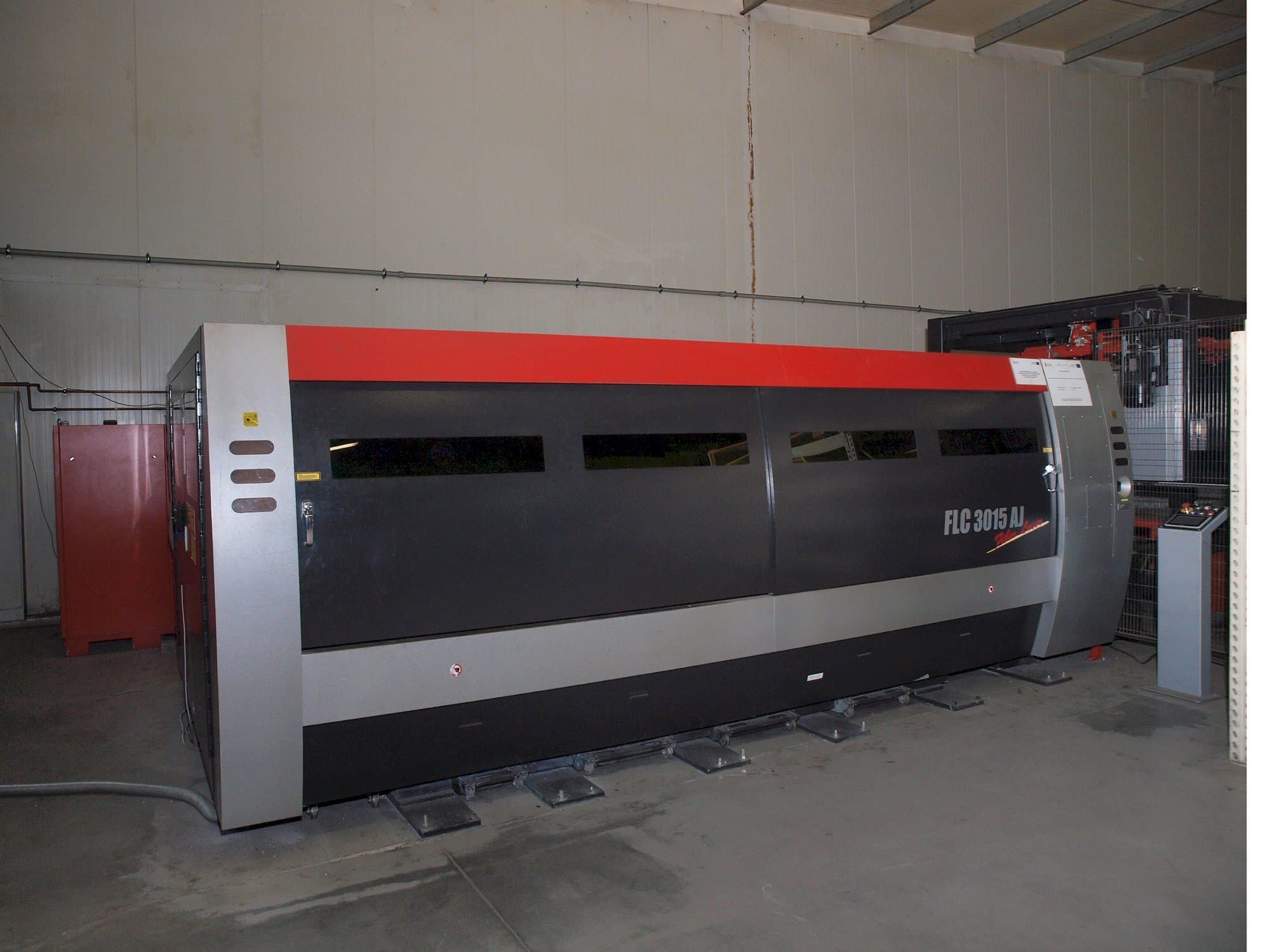 Widok z przodu maszyny AMADA LC-3015 AJ 2kW Fiber laser