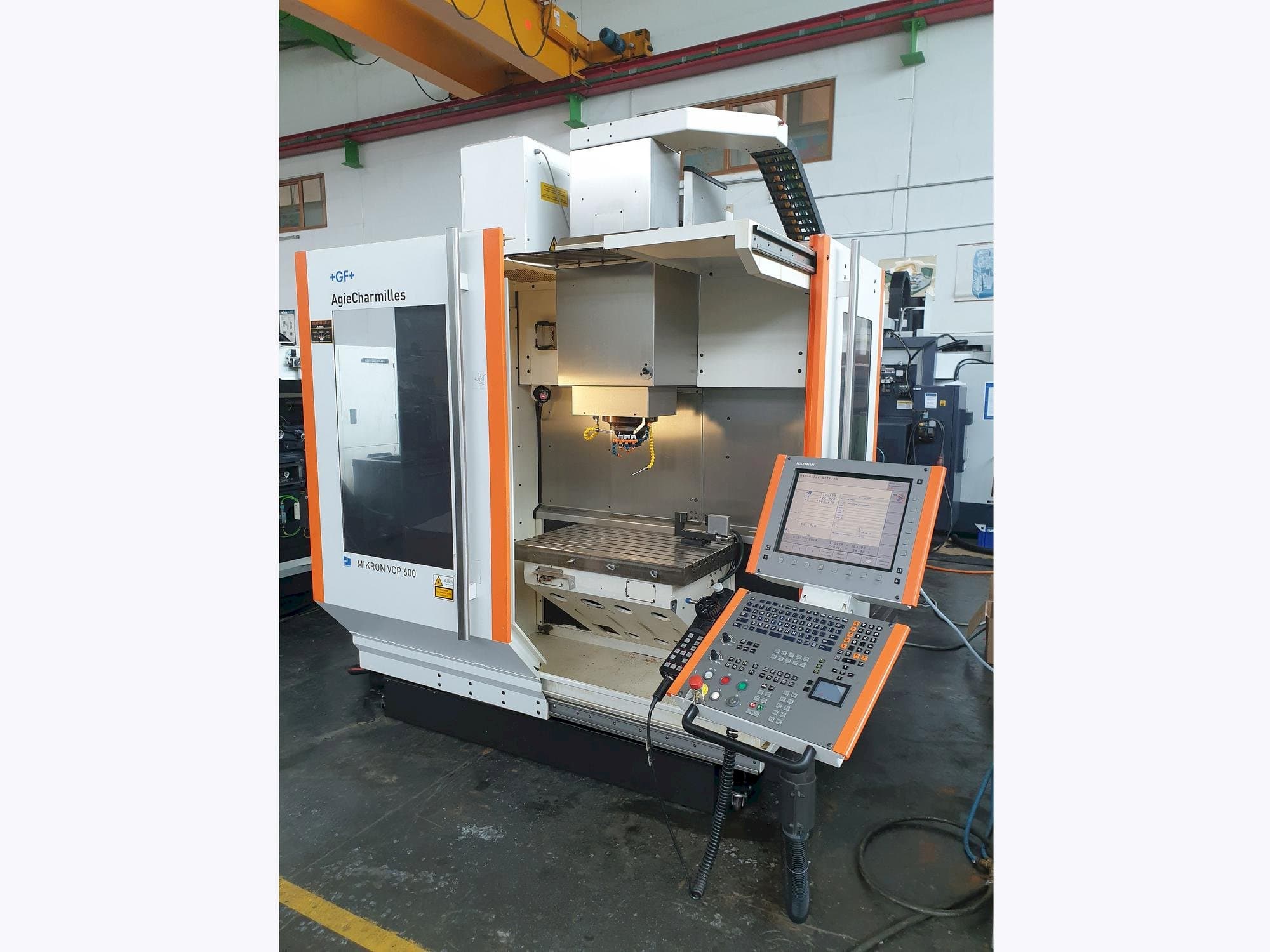 Widok z przodu maszyny MIKRON VCP 600