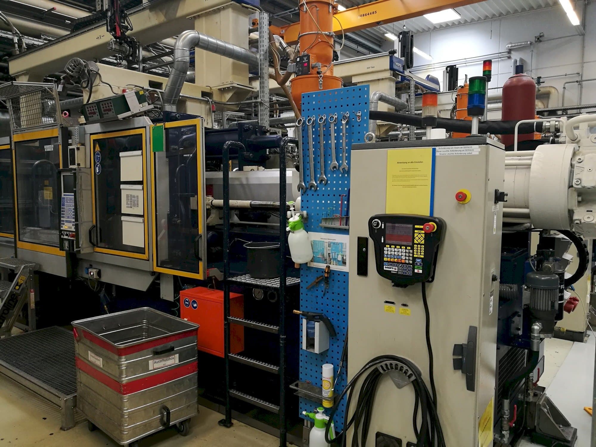 Widok z przodu maszyny Krauss Maffei 350-2700 C2