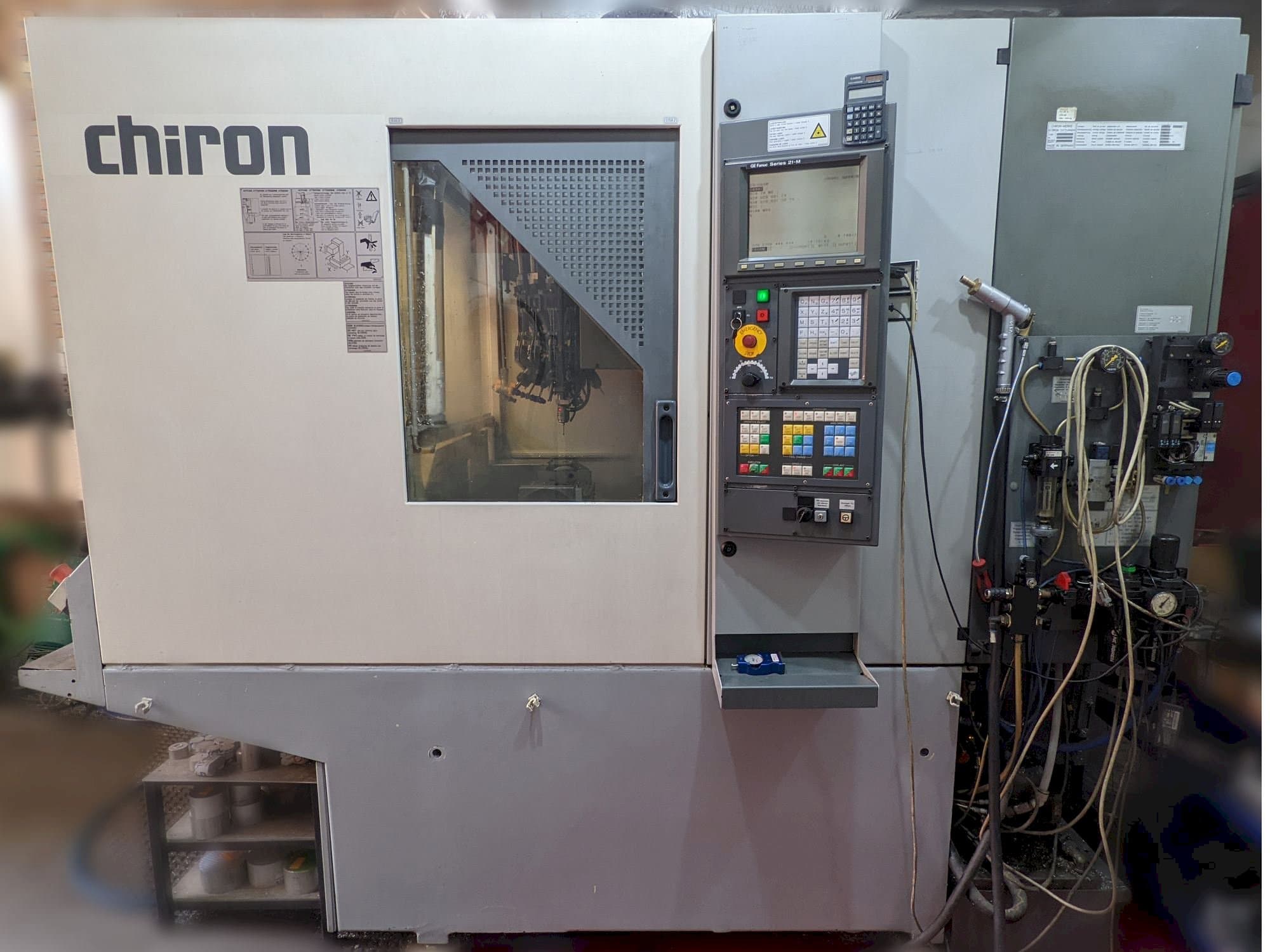 Widok z przodu maszyny CHIRON Fz 08w