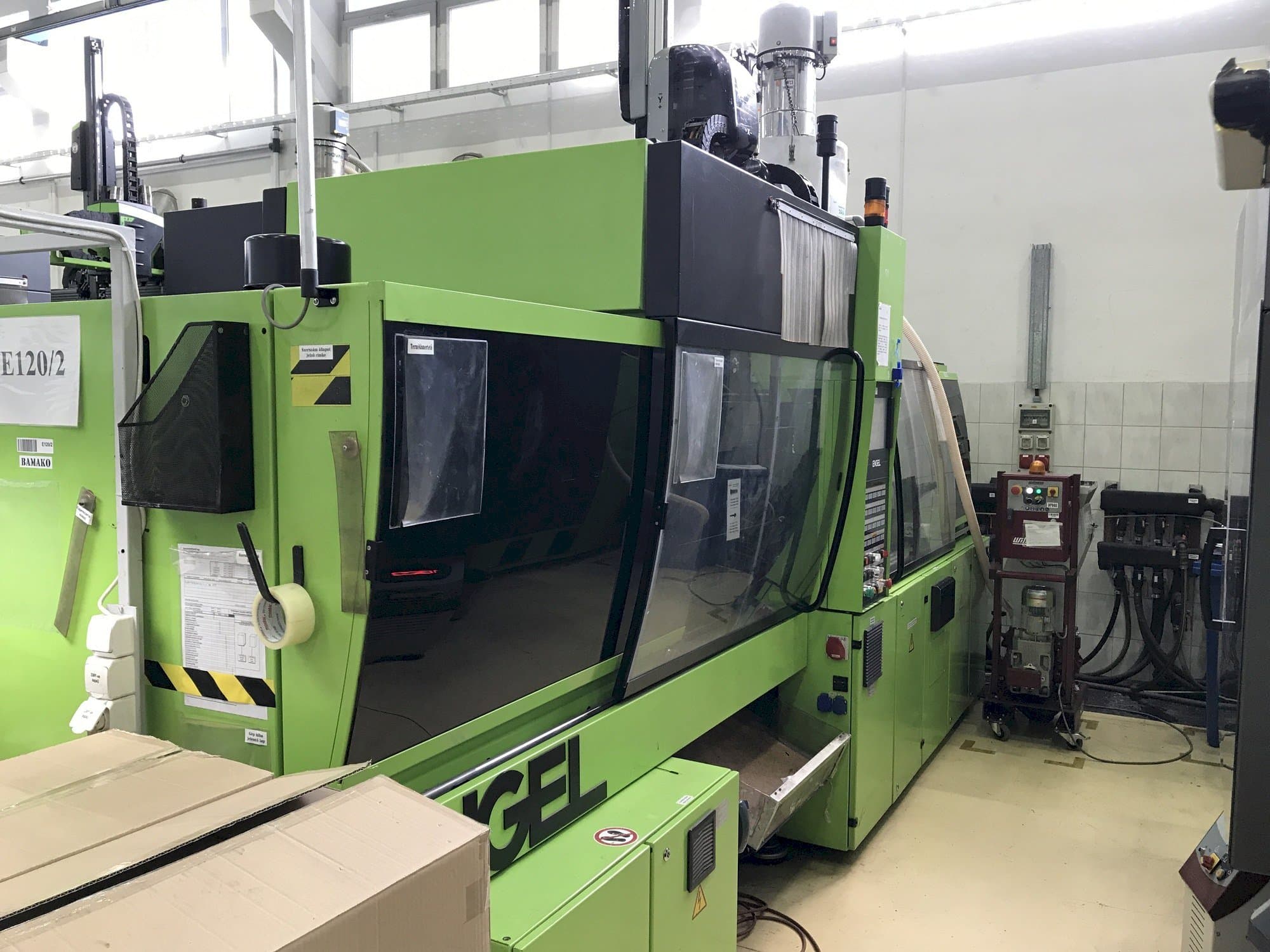 Widok z przodu maszyny ENGEL VC 500/120 Plus