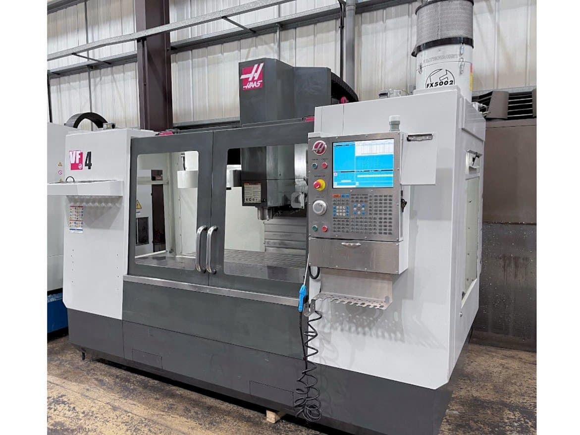 Widok z przodu maszyny HAAS VF-4