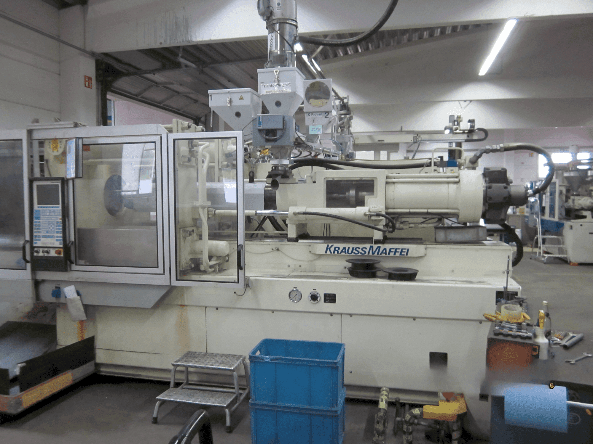 Widok z przodu maszyny Krauss Maffei 350-1900 C1