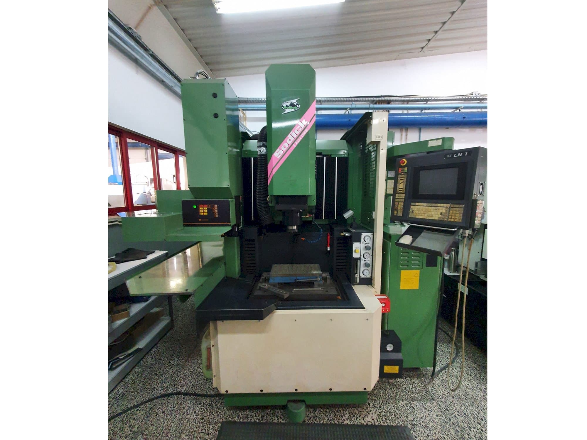 Widok z przodu maszyny Sodick AQ35L