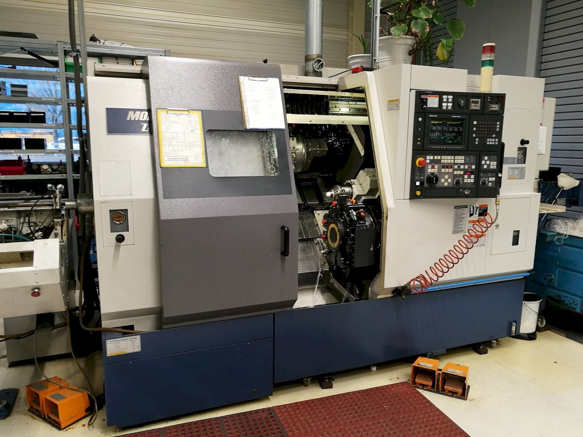 Widok z przodu maszyny MORI SEIKI ZL 150 MSC