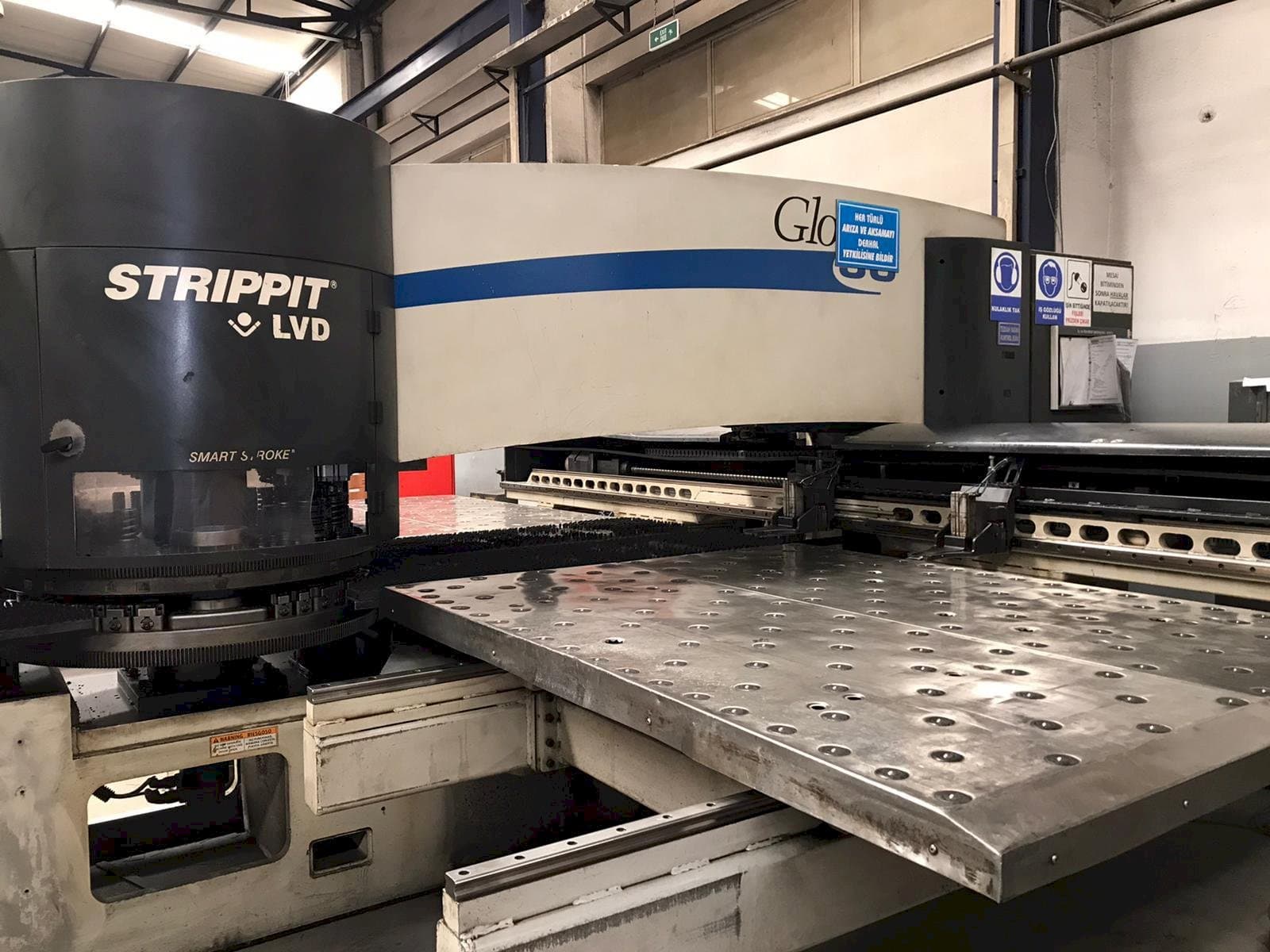 Widok z przodu maszyny LVD STRIPPIT Global 30 1525