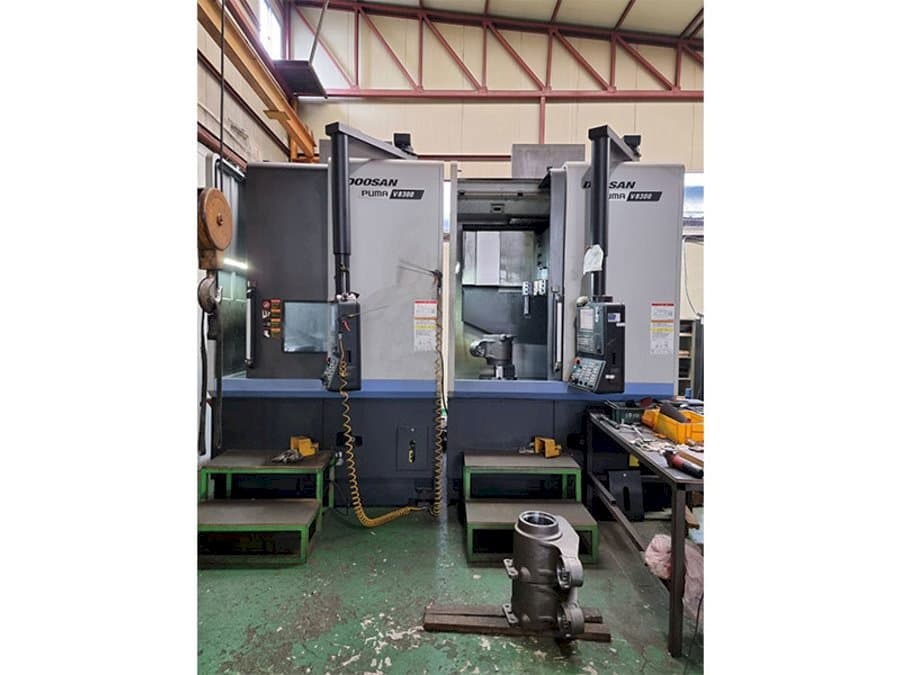 Widok z przodu maszyny Doosan Puma V8300