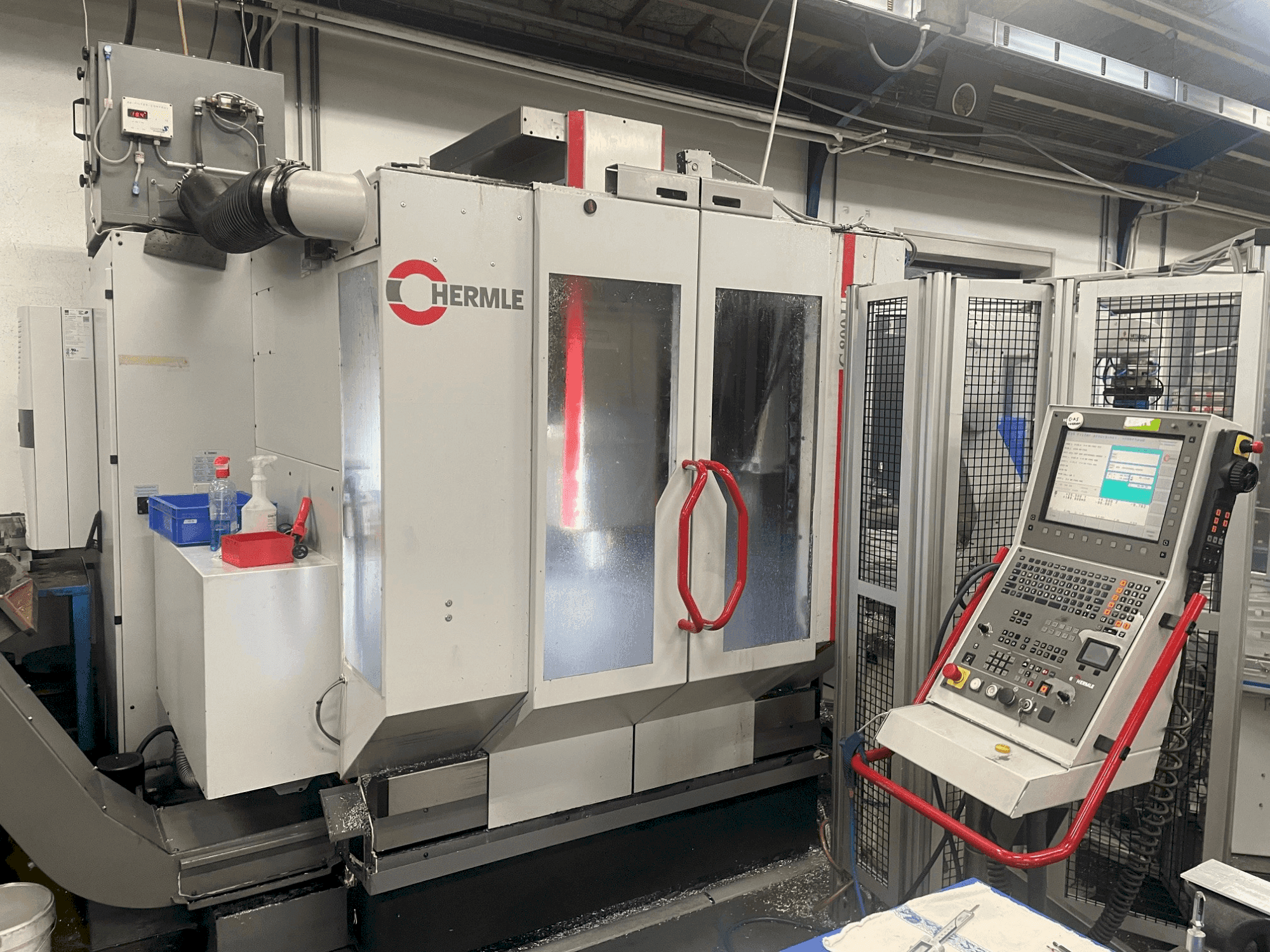Widok z przodu maszyny HERMLE C 800 U