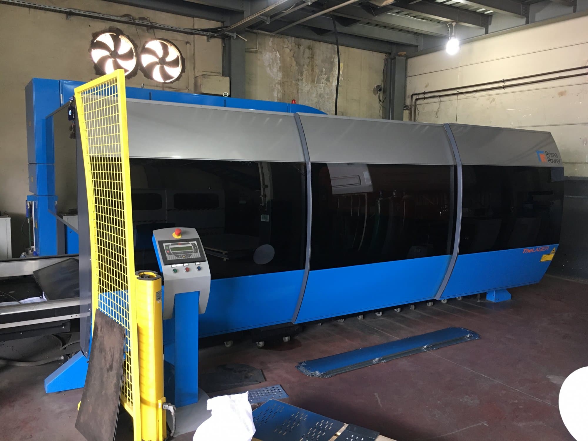 Widok z lewej maszyny Prima Power ZAPHIRO