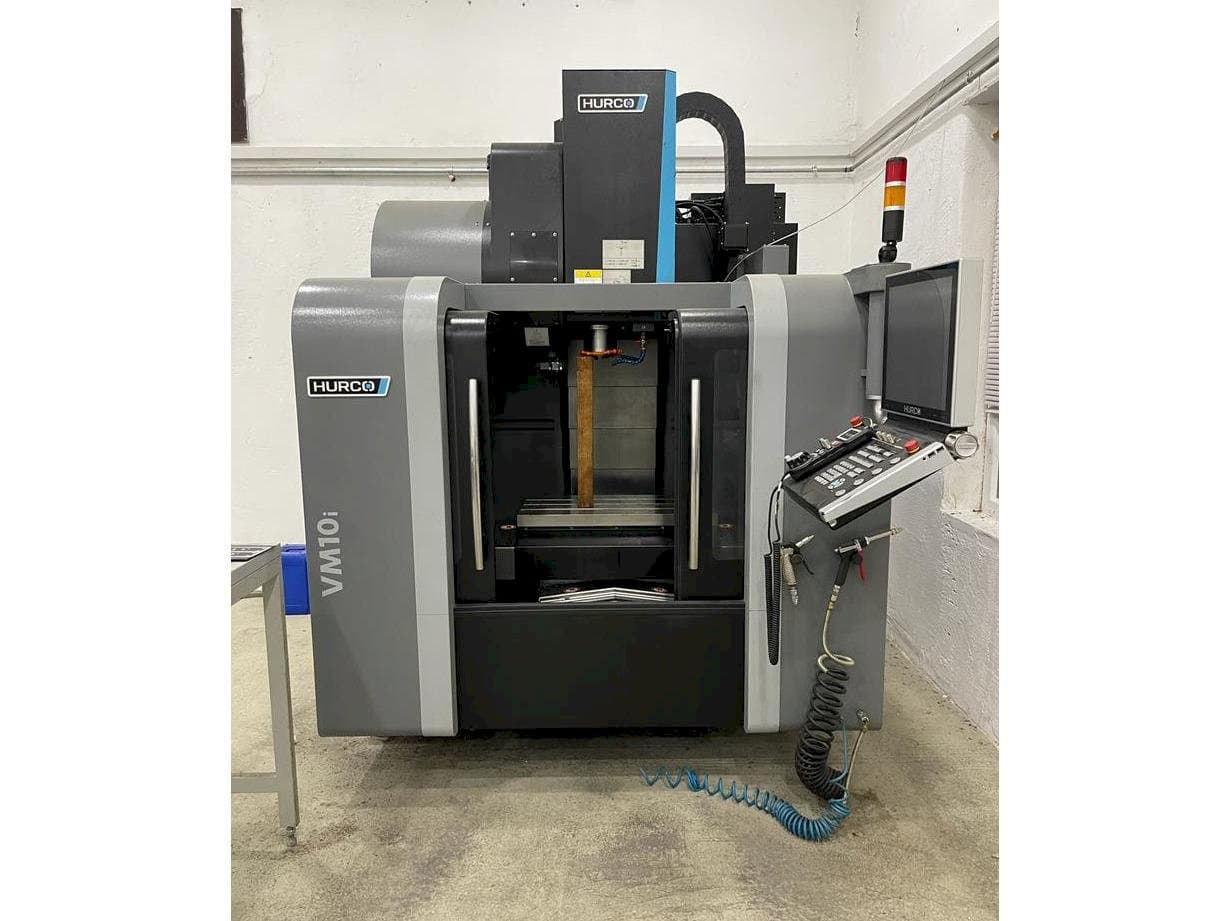 Widok z przodu maszyny Hurco VM 10 i