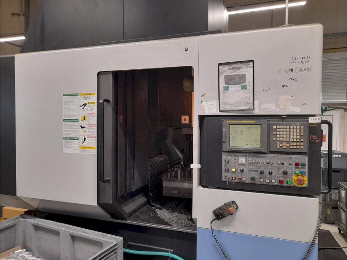 Widok z przodu maszyny Doosan VC 500