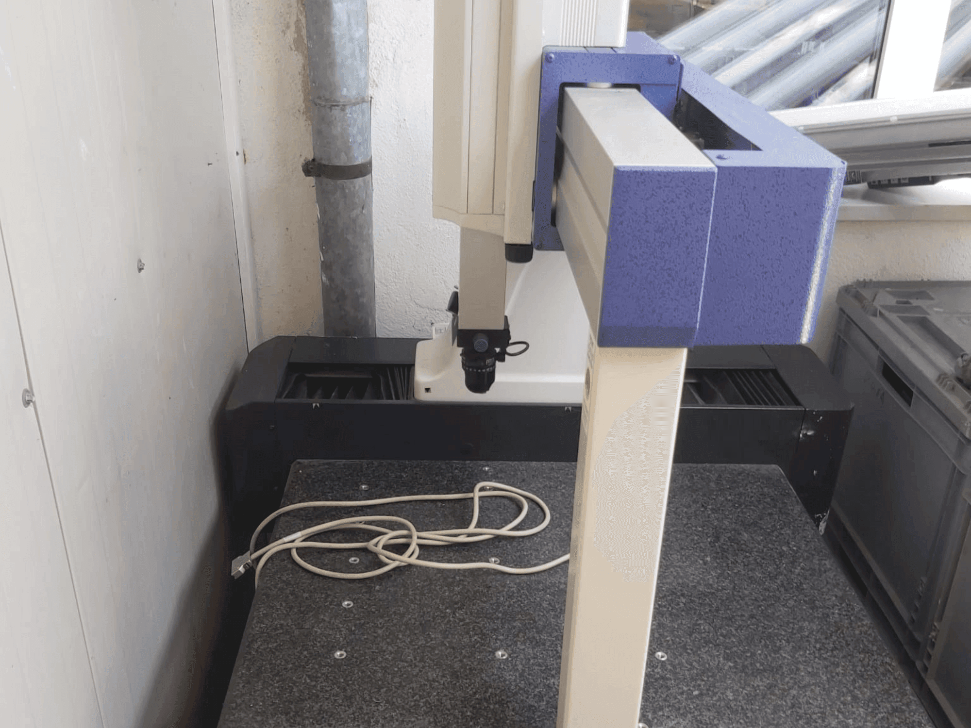 Widok z przodu maszyny Mitutoyo Crysta-Plus M443