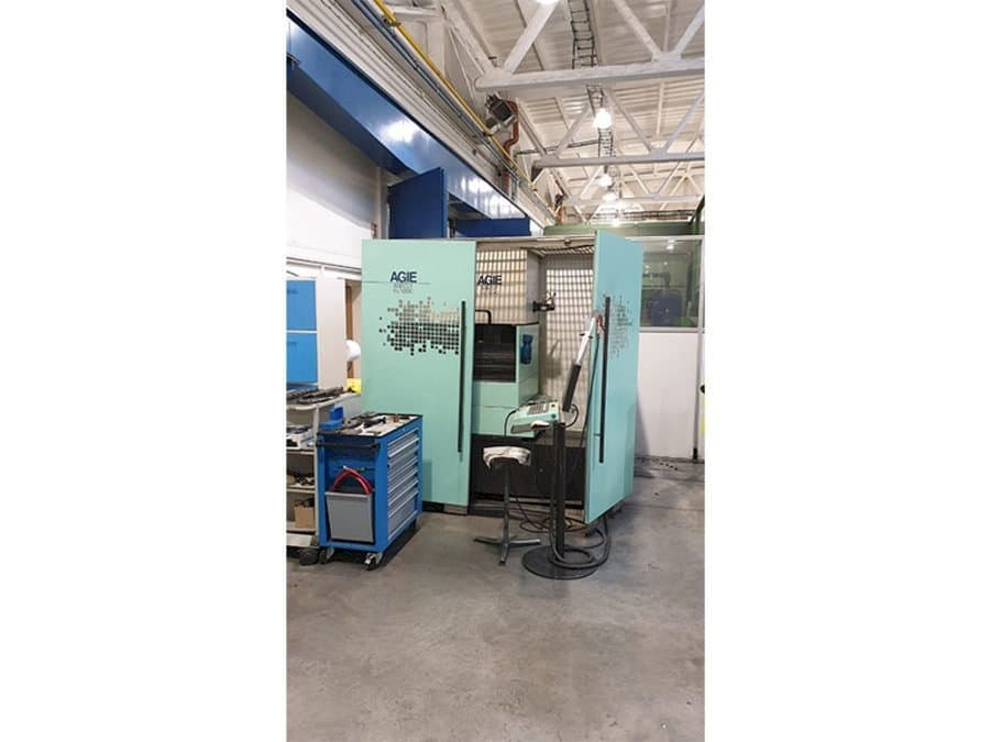 Widok z przodu maszyny AGIE Agiecut Classic 3