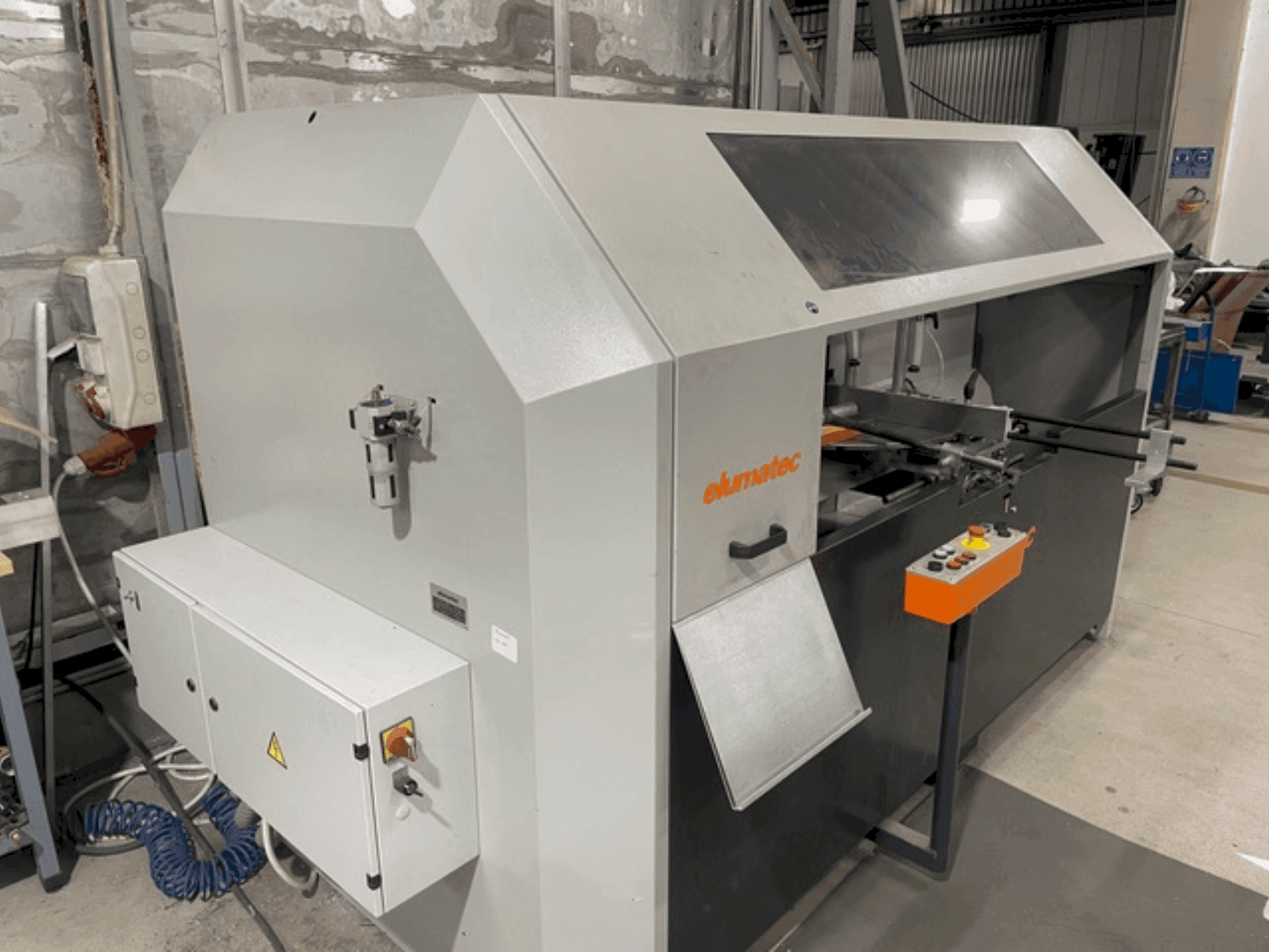 Widok z przodu maszyny Elumatec AKS134/64