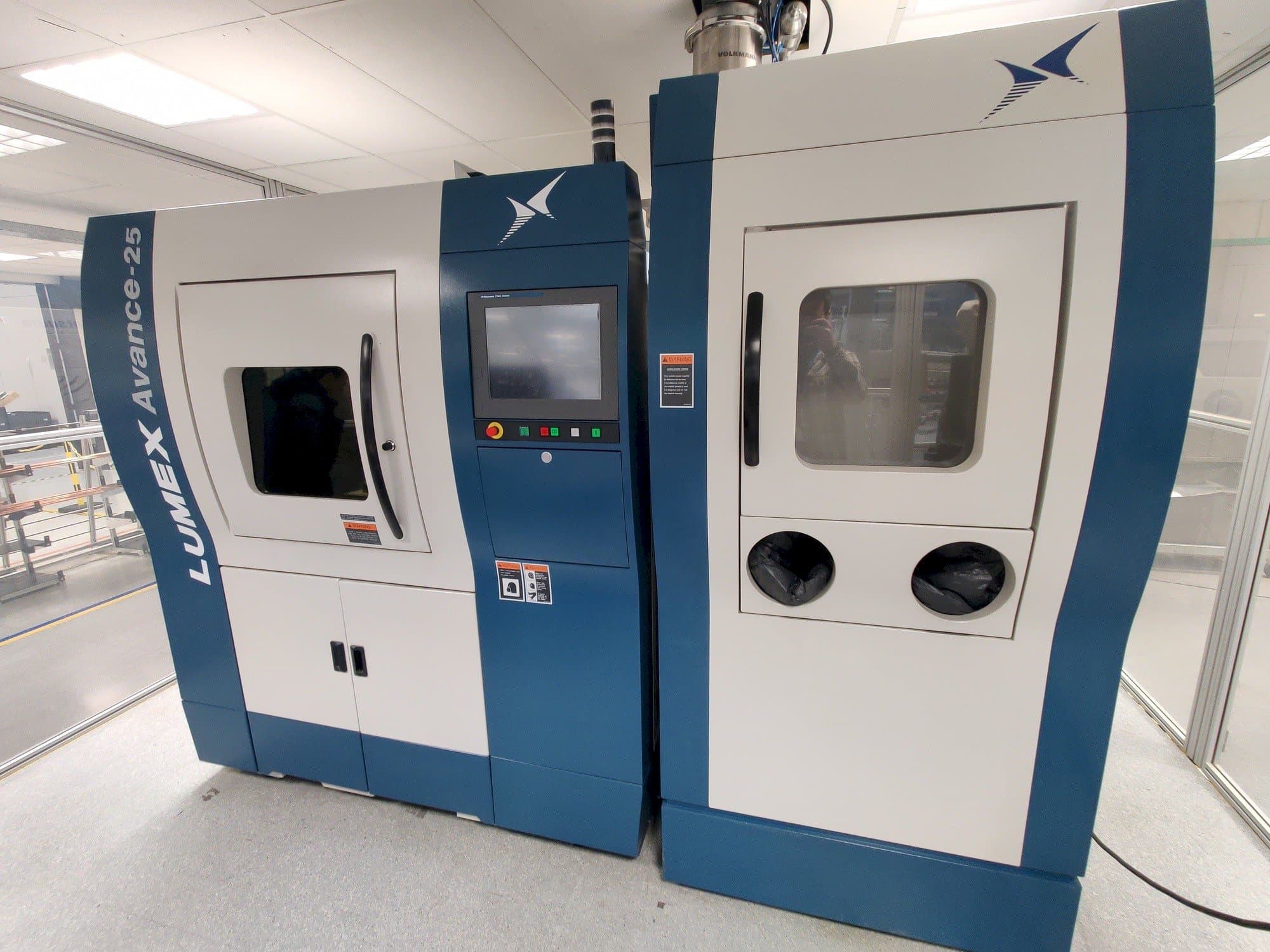 Widok z przodu maszyny Matsuura Lumex Avance-25