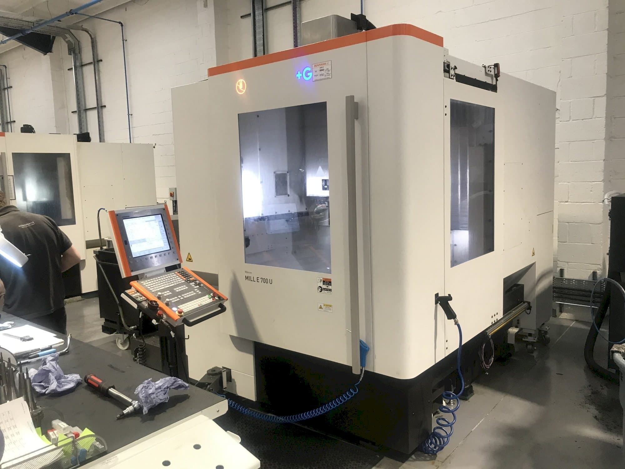 Widok z przodu maszyny MIKRON Mill E 700 U