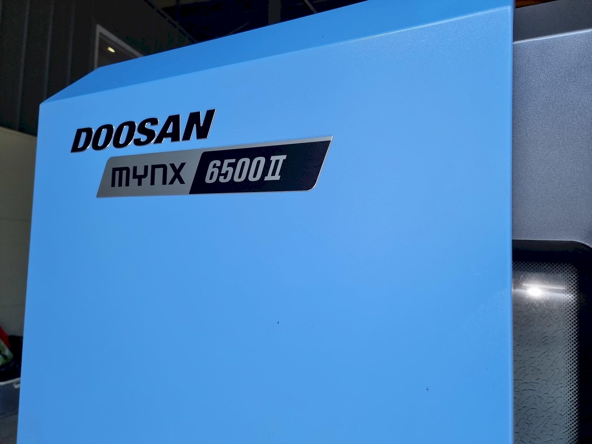 Widok z przodu maszyny Doosan MYNX 6500Ⅱ