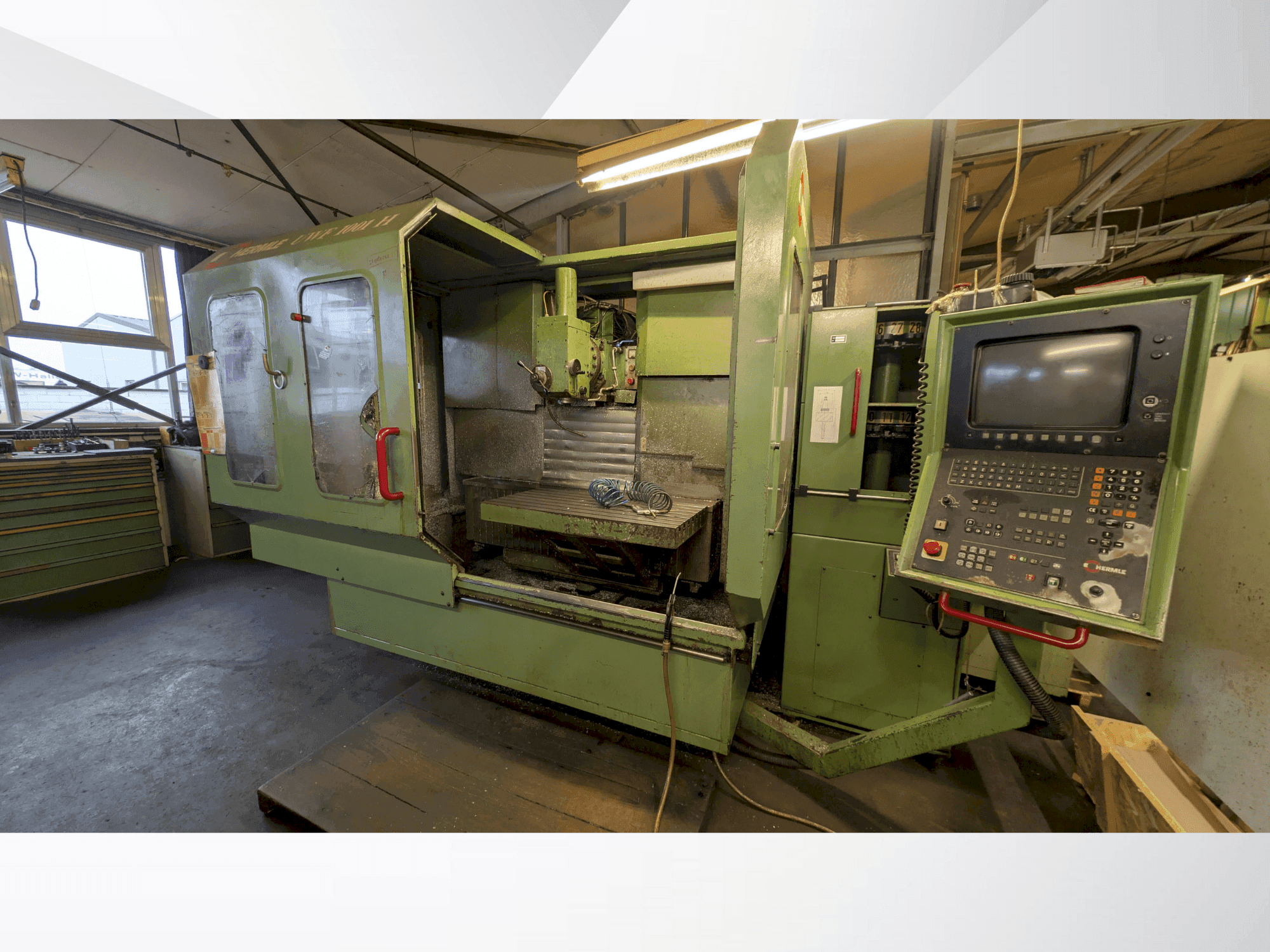 Widok z przodu maszyny HERMLE 1001