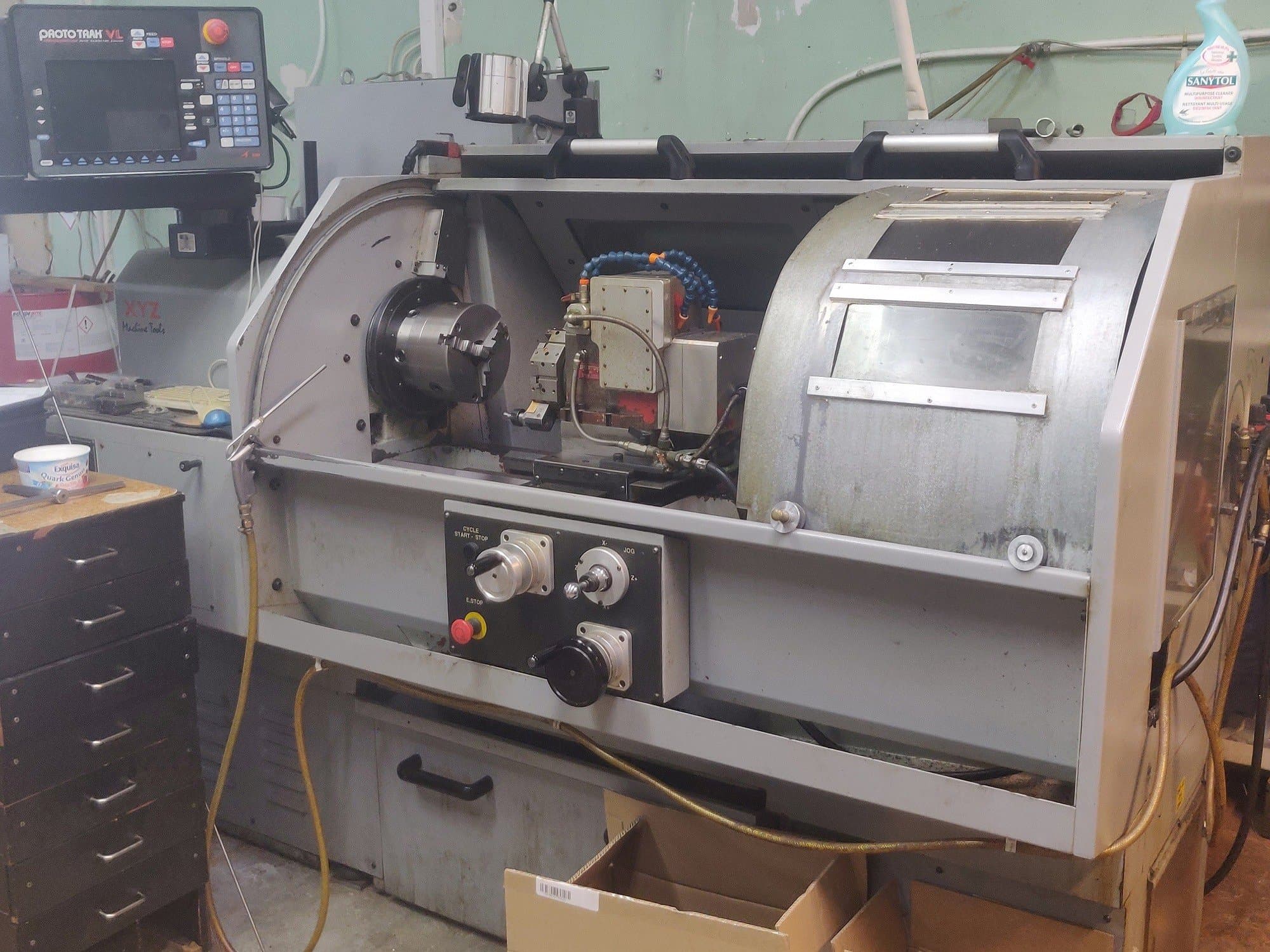 Widok lewej strony maszyny XYZ VL355