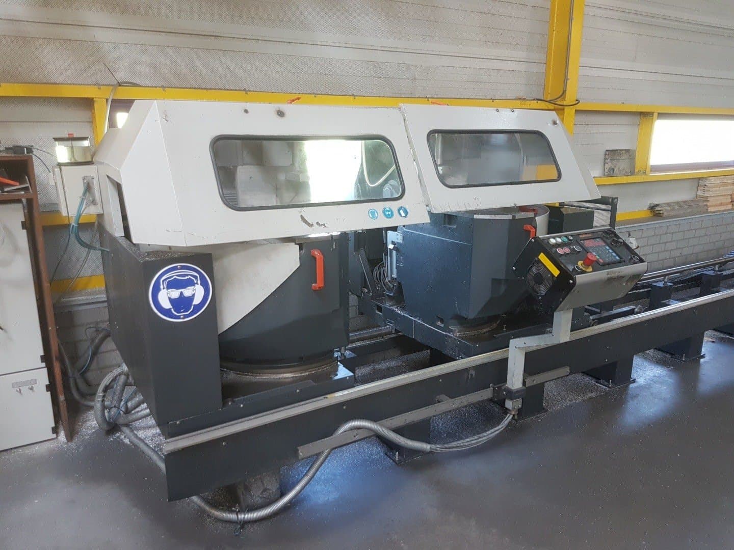 Widok z przodu maszyny Elumatec DG 244