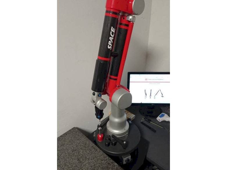 Widok z przodu maszyny Tomelleri Engineering Space - 6 Axes