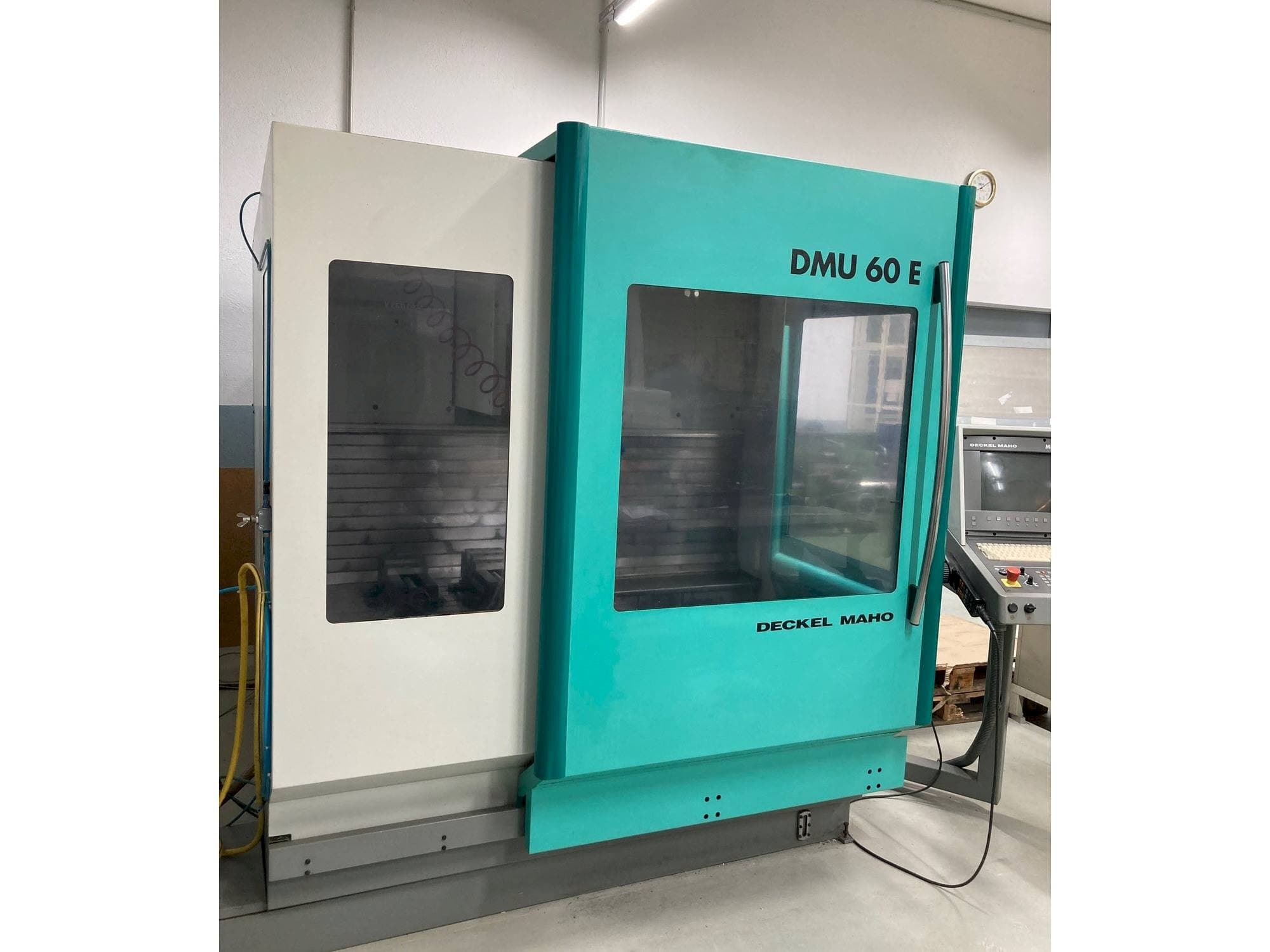 Widok z przodu maszyny DECKEL MAHO DMU 60 E