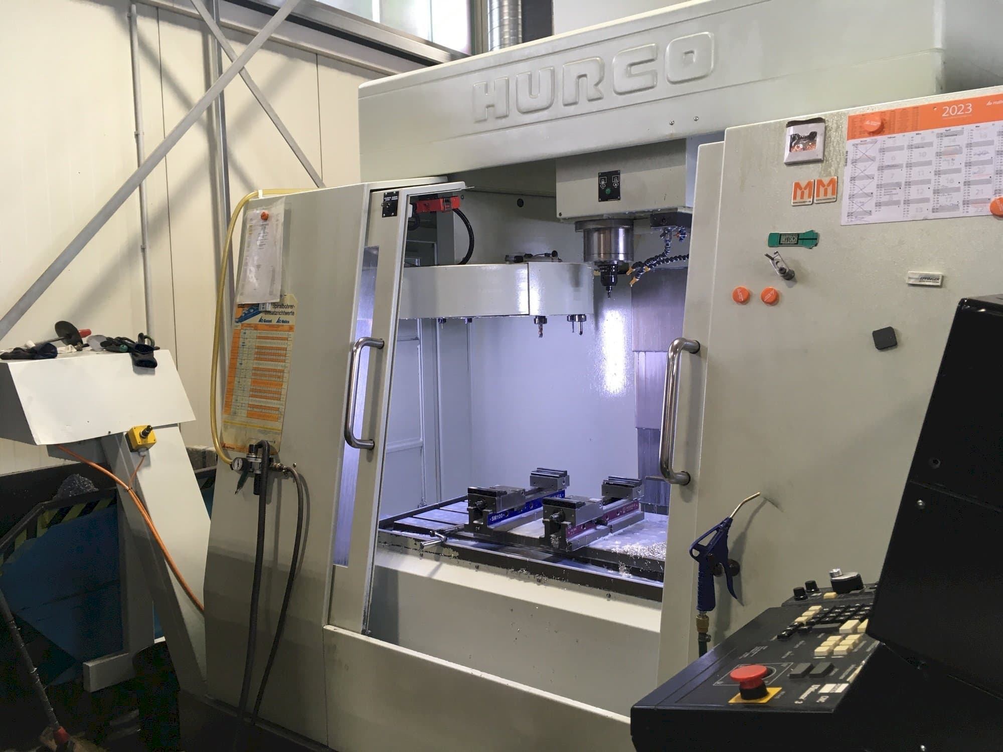 Widok z przodu maszyny Hurco BAC 30 HTM