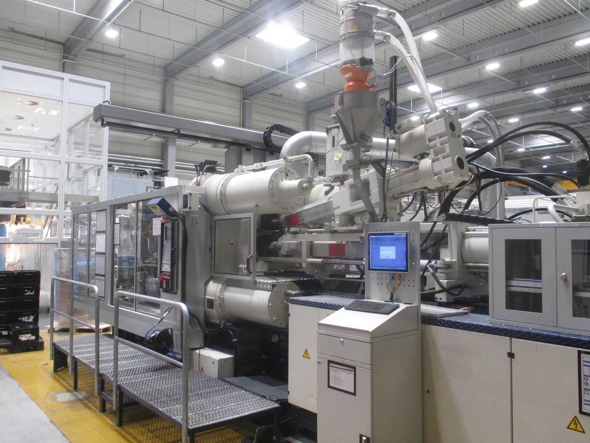 Widok z przodu maszyny Krauss Maffei 575-1900-520-C2