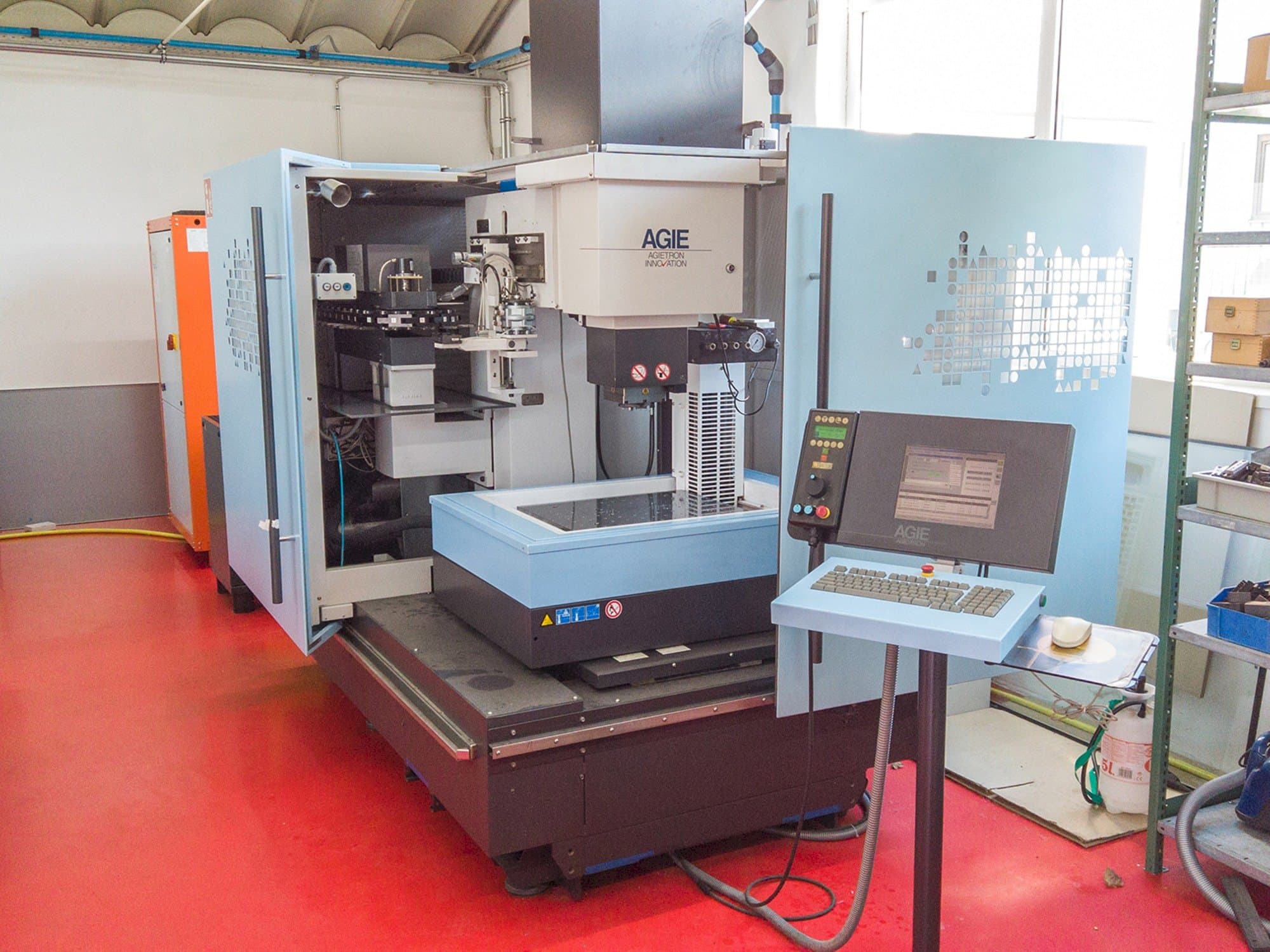 Widok z przodu maszyny AGIE AGIETRON INNOVATION 2