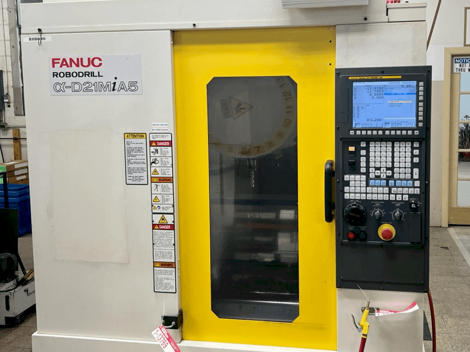 Widok z przodu maszyny FANUC Robodrill D21MiA5