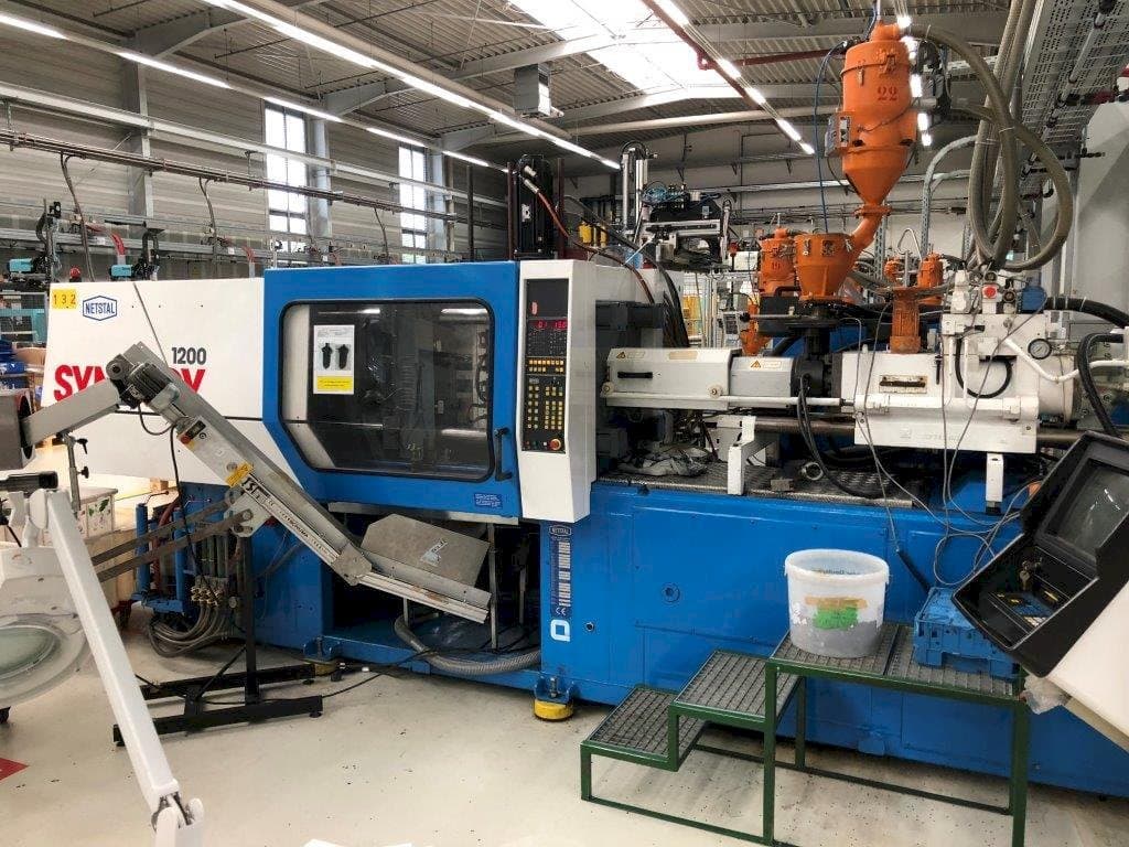 Widok z przodu maszyny Netstal Synergy S1200-230