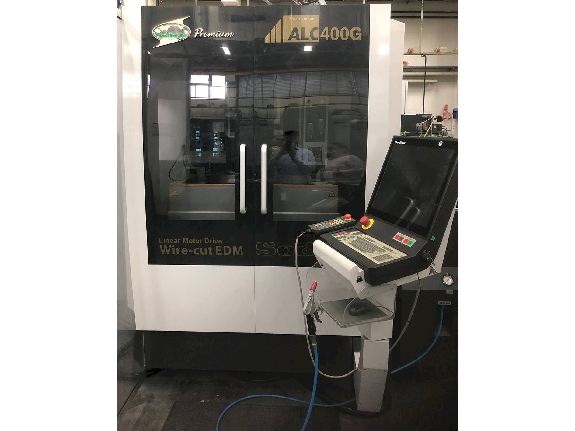 Widok z przodu maszyny Sodick ALC400G